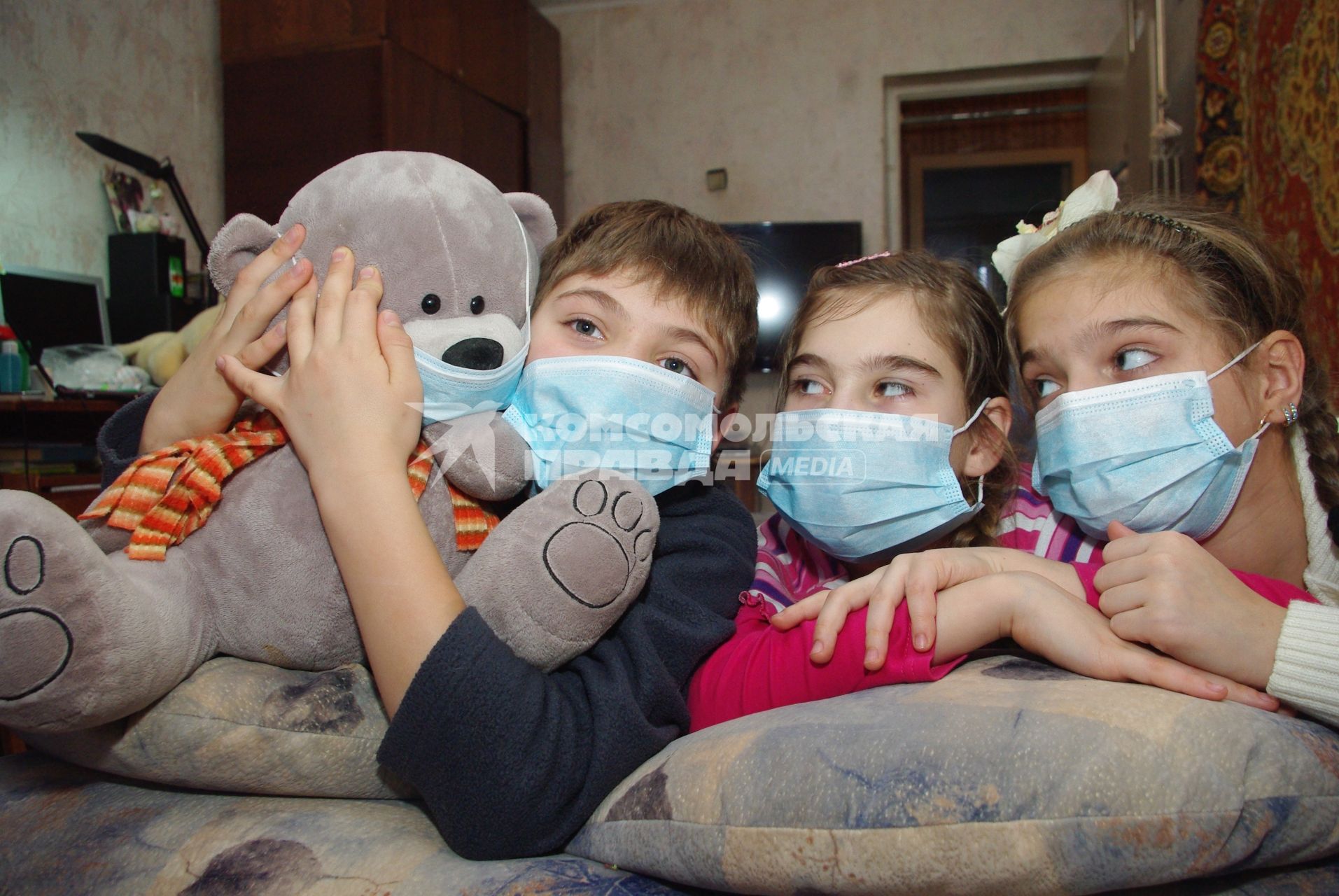 Дети в медицинских масках, Саратов, 31 января 2011 года. Дети, карантин, грипп, болезнь, маска, больница, школьники.