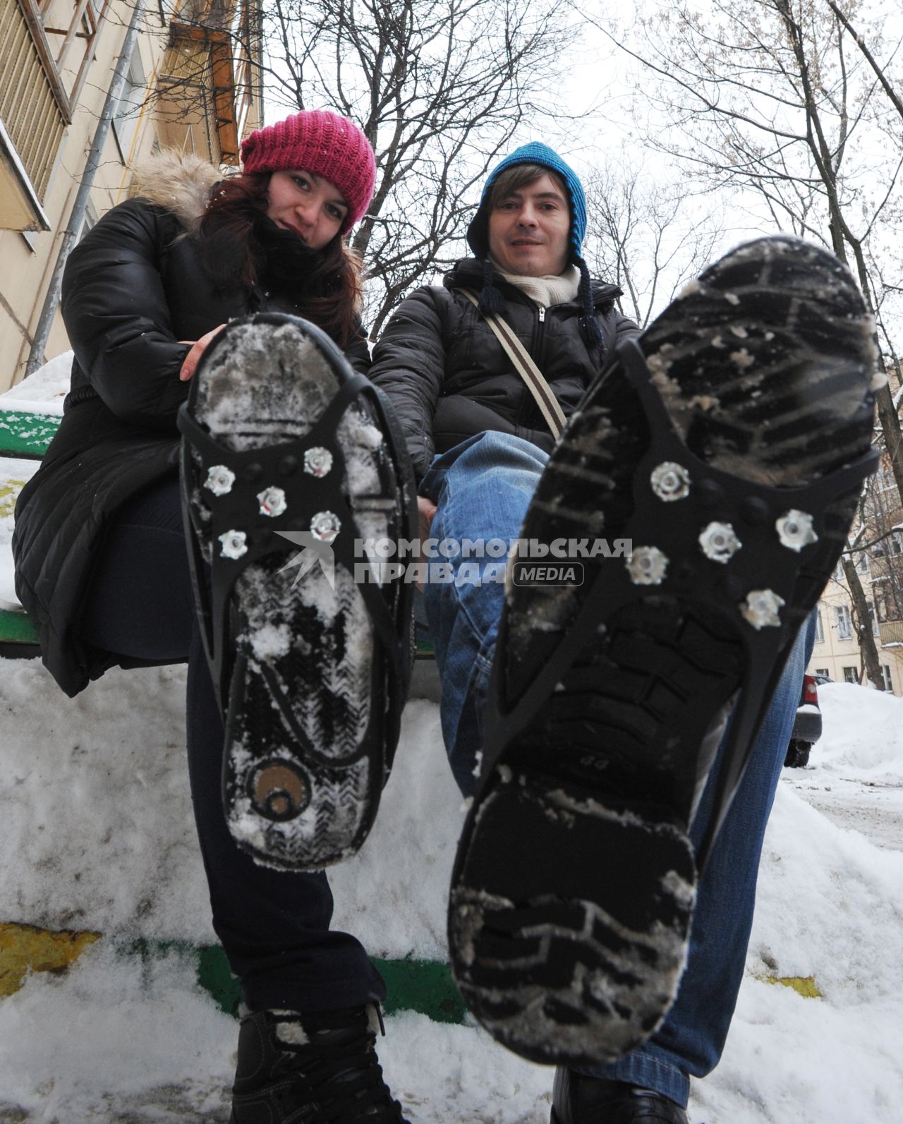 30  января 2011. Гололед, скользкие сапоги. На фото: Елизавета Пчелкина и Алексей Володихин корреспонденты ИД КП.