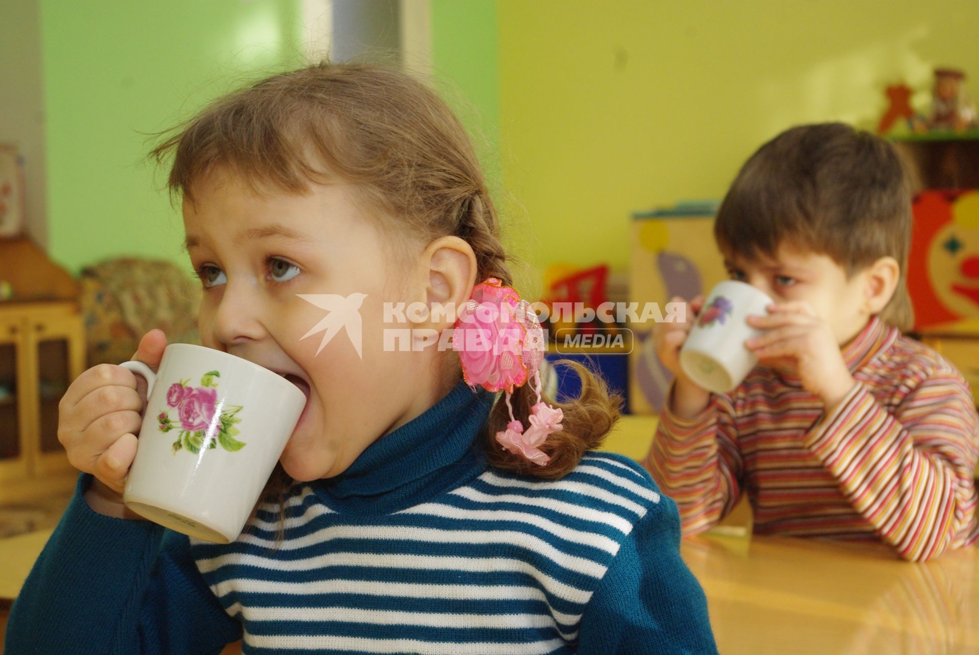 Дети в детском саду пьют компот из чашек, Саратов, 3 февраля 2011 года. Детский сад, детсад, дети, еда, молоко, компот, чашка.