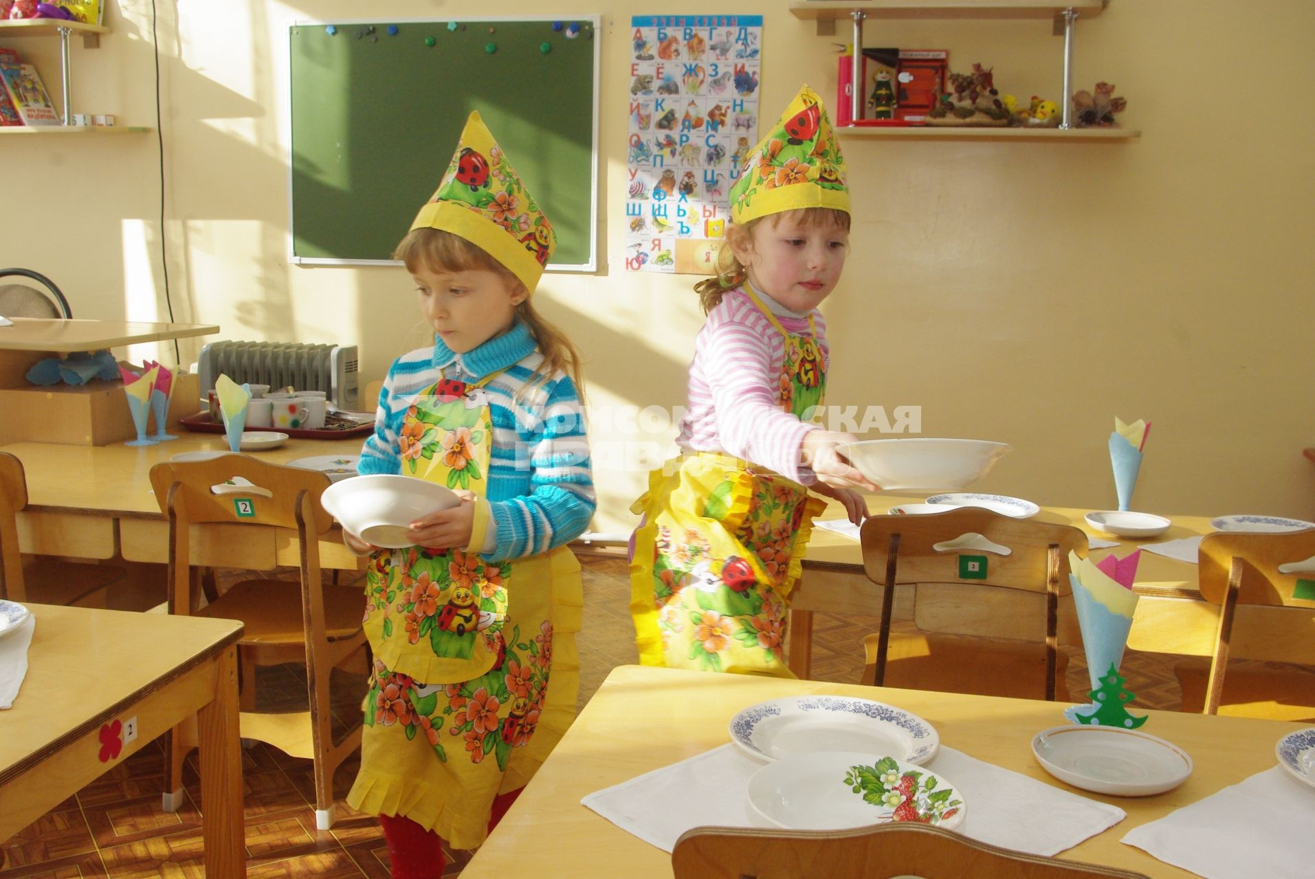 Дети в детском саду накруывают на стол , Саратов, 3 февраля 2011 года. Детский сад, детсад, дети, еда, обед, питание, ребенок, завтрак, хозяйки, фартук, тарелка, правила этикета, дежурные по кухне,