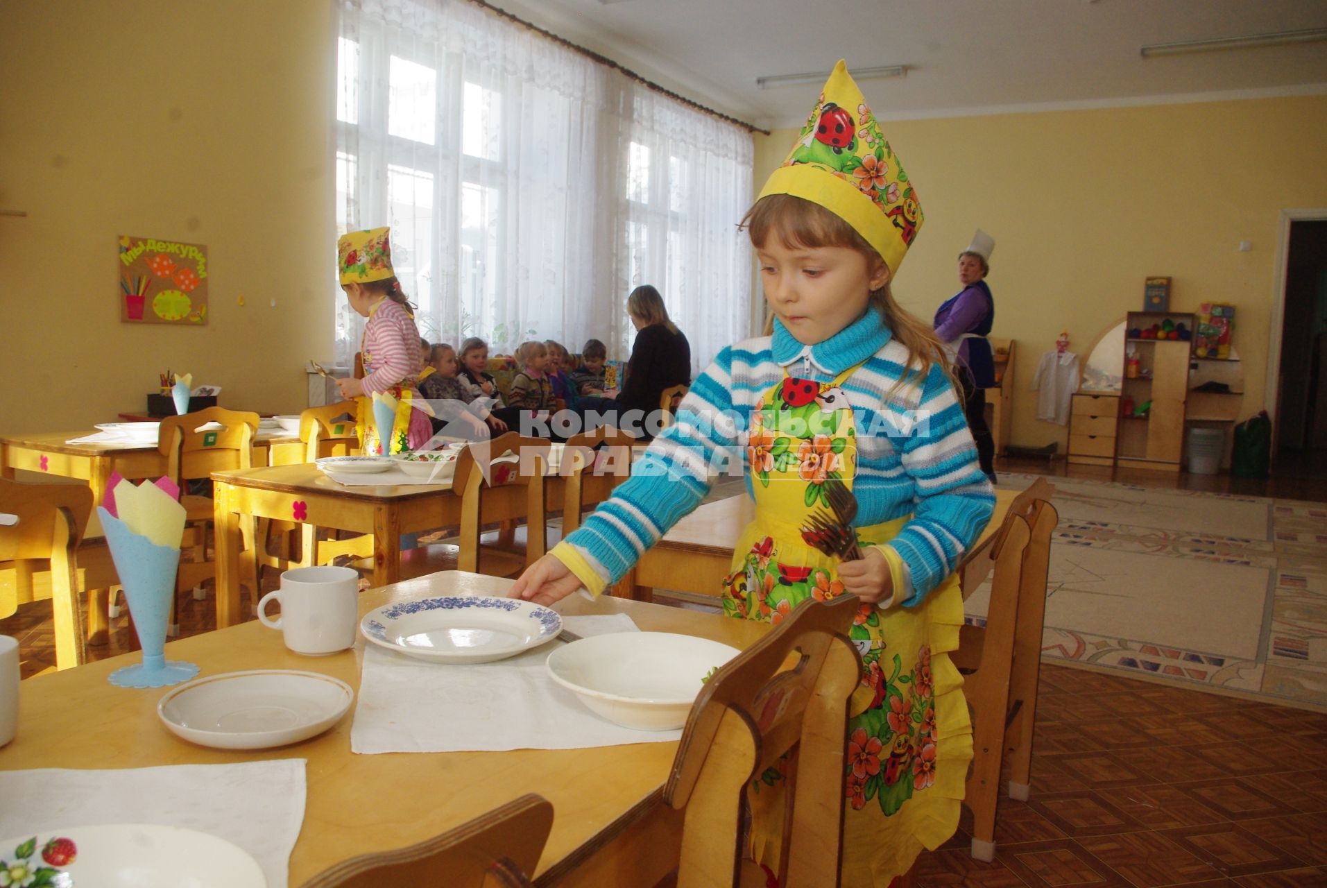 Дети в детском саду накруывают на стол , Саратов, 3 февраля 2011 года. Детский сад, детсад, дети, еда, обед, питание, ребенок, завтрак, хозяйки, фартук, тарелка, правила этикета, дежурные по кухне,