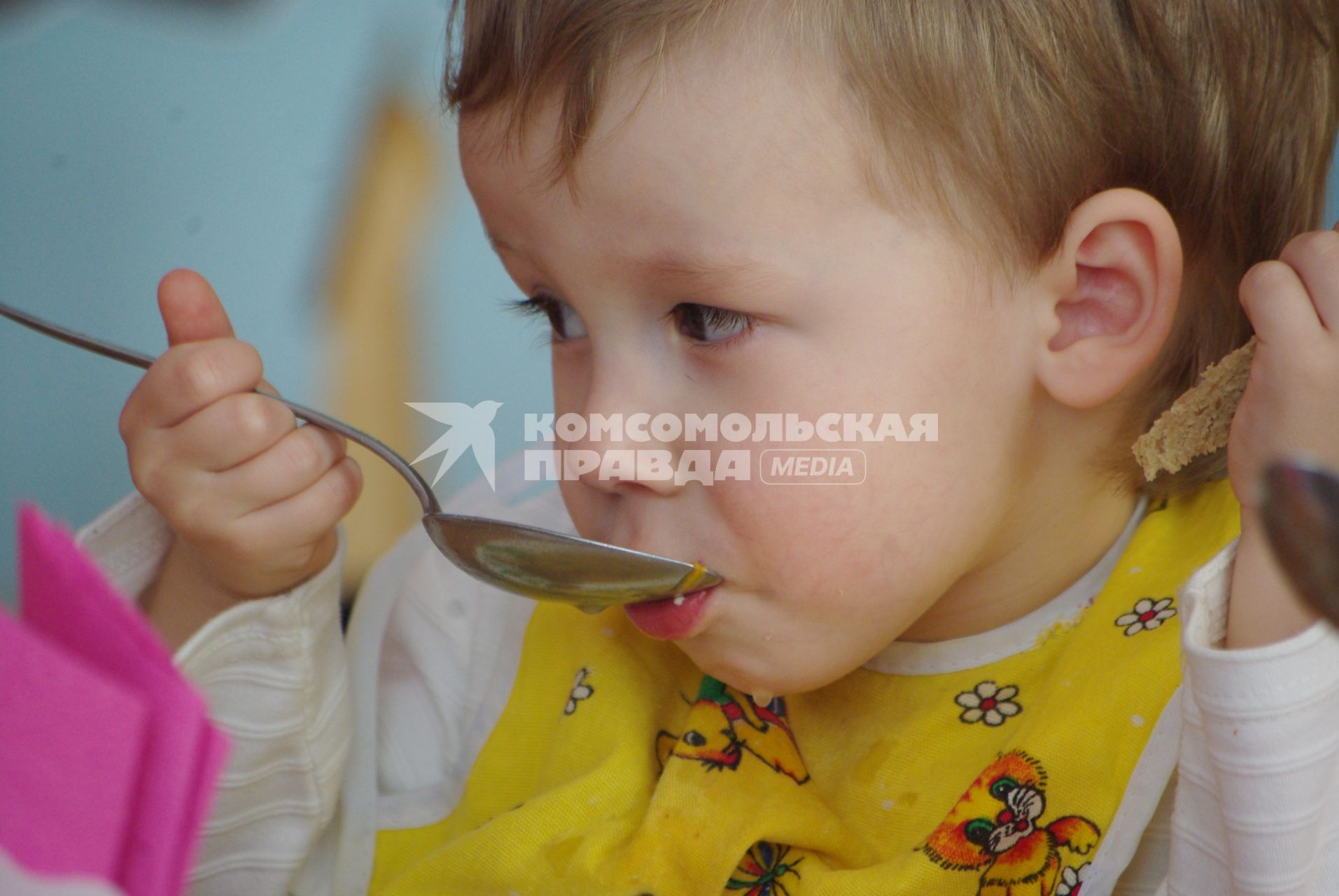 Мальчик в детском саду с аппетитом ест суп , Саратов, 3 февраля 2011 года. Детский сад, детсад, дети, еда, хлеб, обед, питание, ребенок, суп, бульон