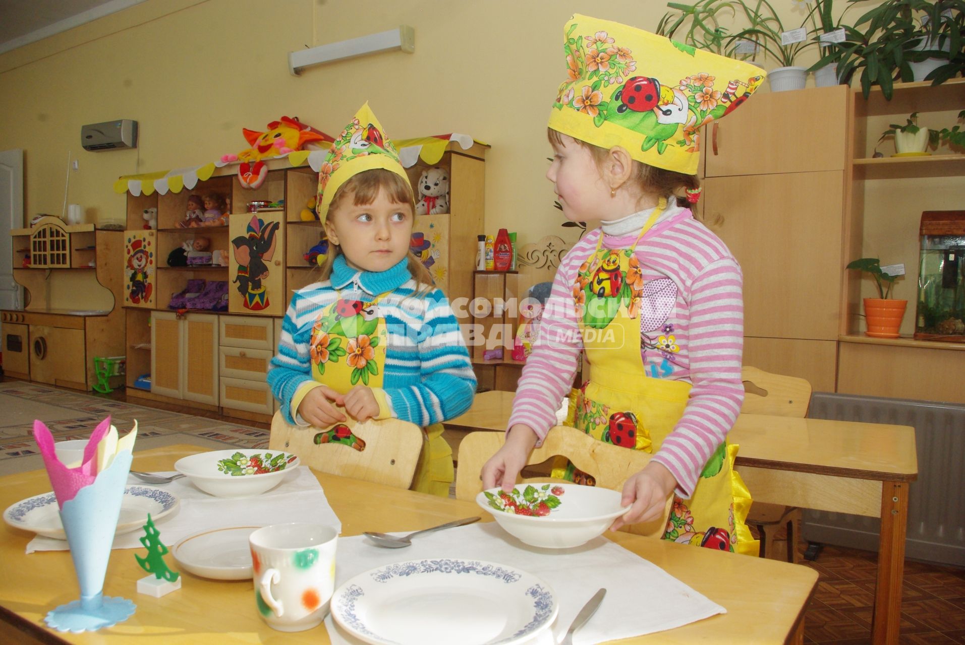Дети в детском саду накруывают на стол , Саратов, 3 февраля 2011 года. Детский сад, детсад, дети, еда, обед, питание, ребенок, завтрак, хозяйки, фартук, тарелка, правила этикета, дежурные по кухне,