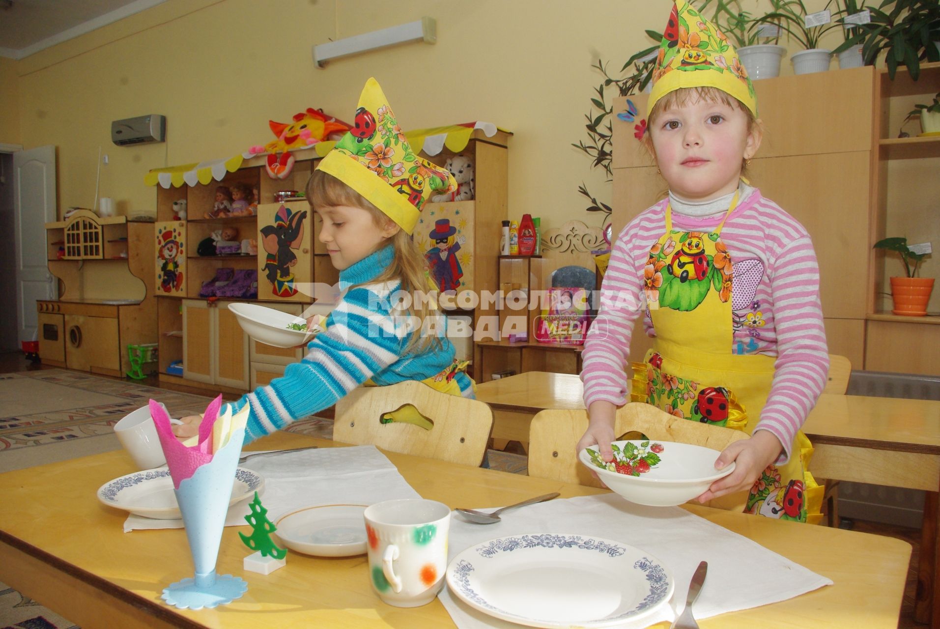 Дети в детском саду накруывают на стол , Саратов, 3 февраля 2011 года. Детский сад, детсад, дети, еда, обед, питание, ребенок, завтрак, хозяйки, фартук, тарелка, правила этикета, дежурные по кухне,
