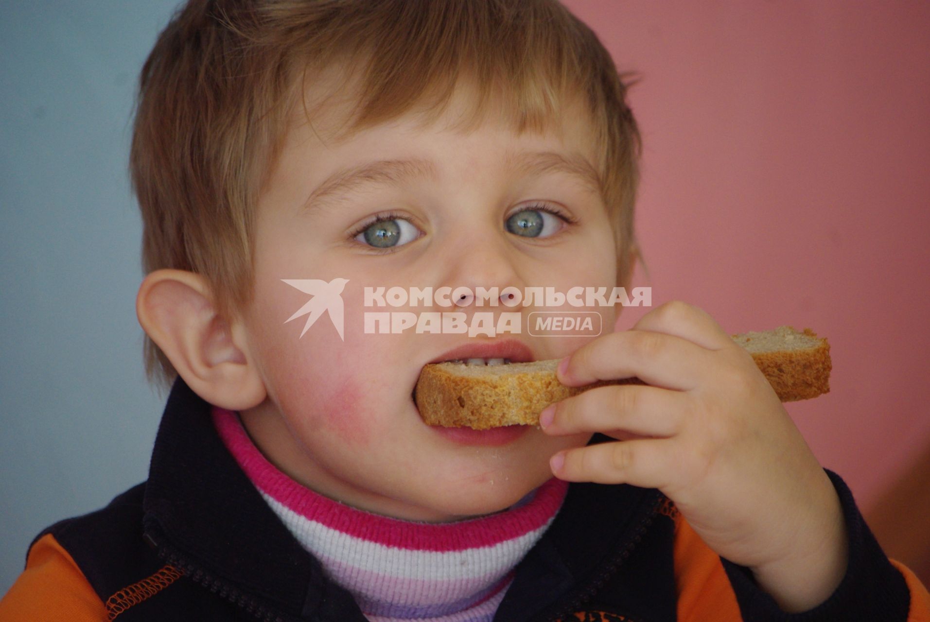 Мальчик в детском саду ест хлеб , Саратов, 3 февраля 2011 года. Детский сад, детсад, дети, еда, хлеб, обед, питание, ребенок, суп, бульон