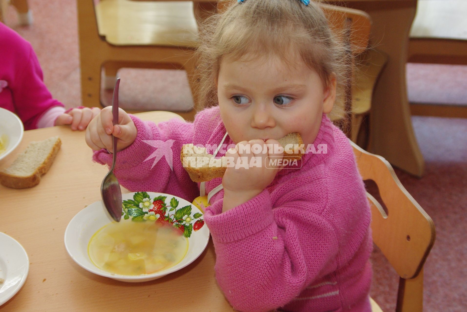 Девочка ест хлеб и суп в детском саду, Саратов, 3 февраля 2011 года. Детский сад, детсад, дети, еда, хлеб, обед, питание, ребенок, суп,