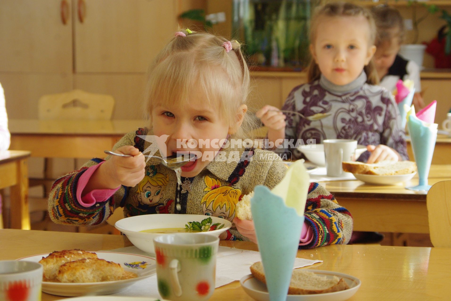 Дети на обеде  в детском саду , Саратов, 3 февраля 2011 года. Детский сад, детсад, дети, еда, хлеб, обед, питание, ребенок, каша, суп, аппетит