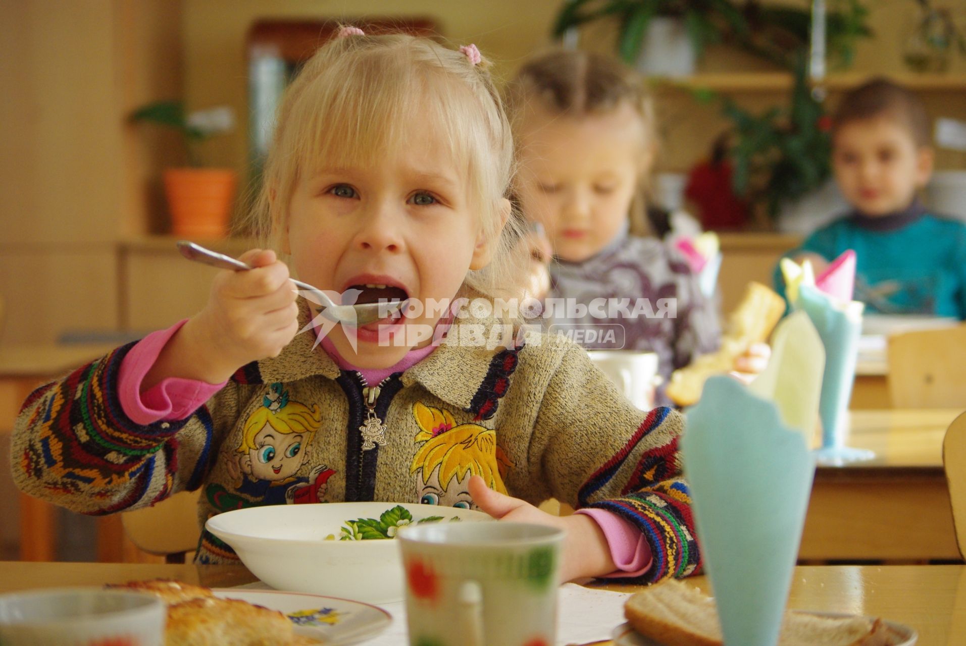 Дети на обеде  в детском саду , Саратов, 3 февраля 2011 года. Детский сад, детсад, дети, еда, хлеб, обед, питание, ребенок, каша, суп, аппетит