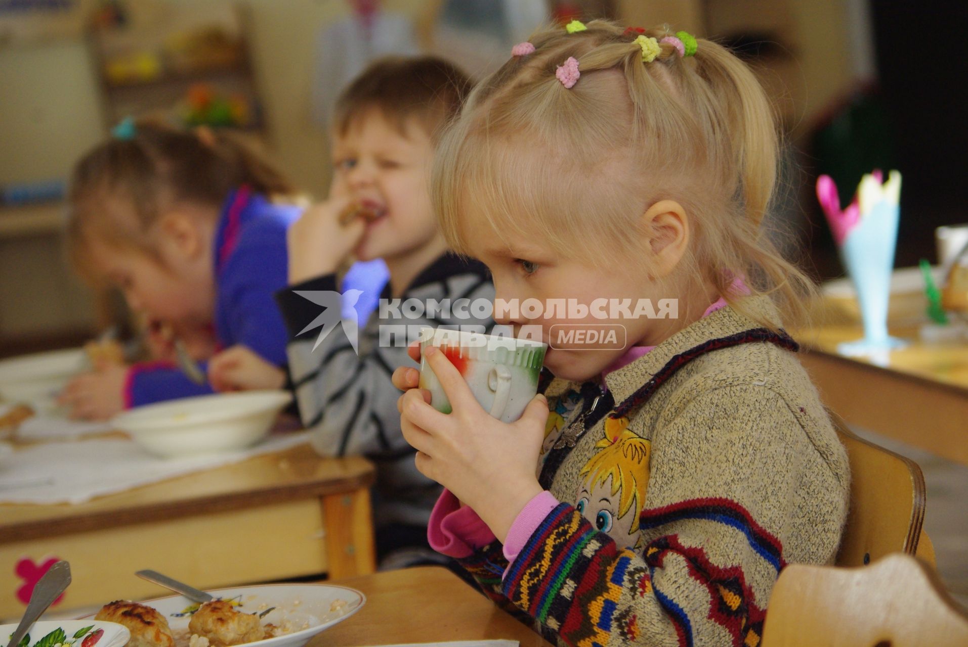Дети на обеде  в детском саду , Саратов, 3 февраля 2011 года. Детский сад, детсад, дети, еда, хлеб, обед, питание, ребенок, каша, суп, аппетит