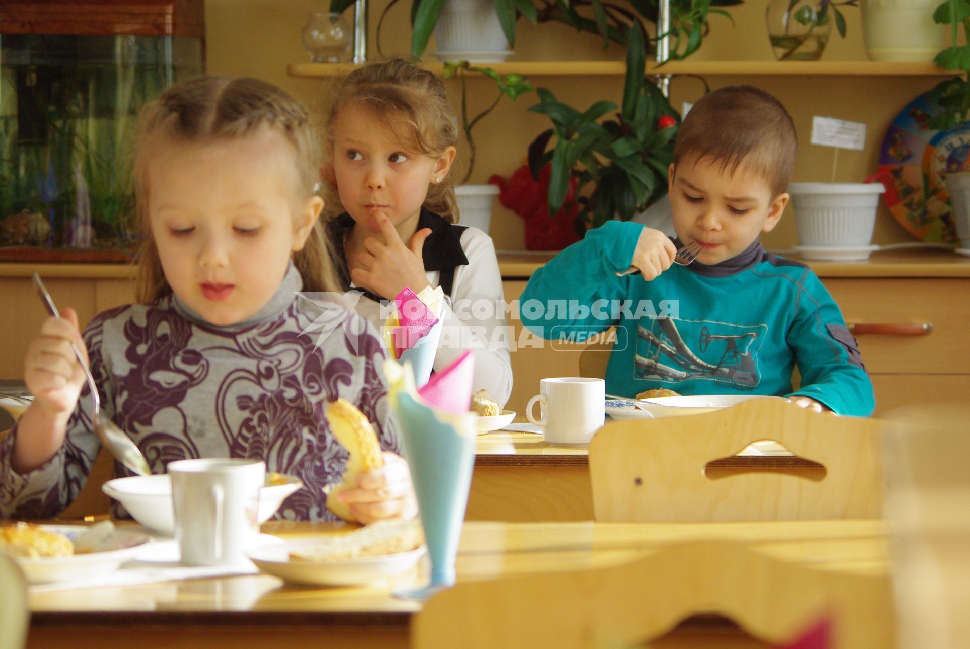 Дети на обеде  в детском саду , Саратов, 3 февраля 2011 года. Детский сад, детсад, дети, еда, хлеб, обед, питание, ребенок, каша, суп, аппетит