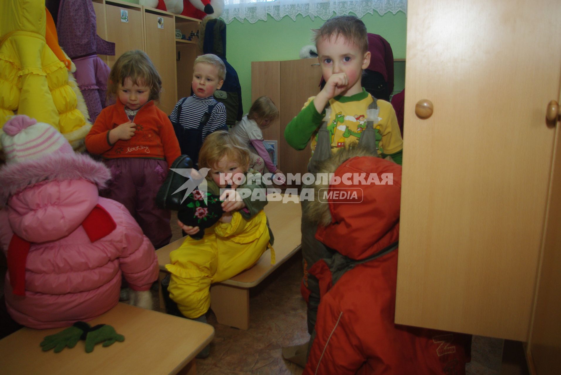 Дети в раздевалке детского сада переодеваются после прогулки на свежем воздухе, Саратов, 3 февраля 2011 года. Дети, детсад, детский сад, прогулка, одежда, зима, группа,
