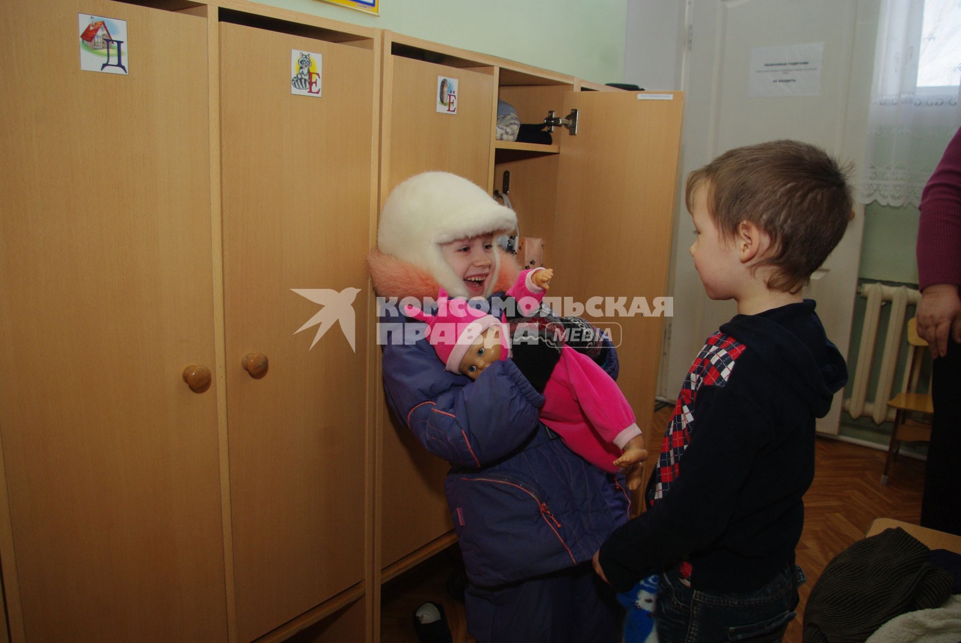 Дети в раздевалке детского сада переодеваются- собираются на прогулку, Саратов, 3 февраля 2011 года. Дети, детсад, детский сад, прогулка, одежда, зима, группа, кукла, игрушки, друзья, кокетство, дочки матери, отношения, любовь