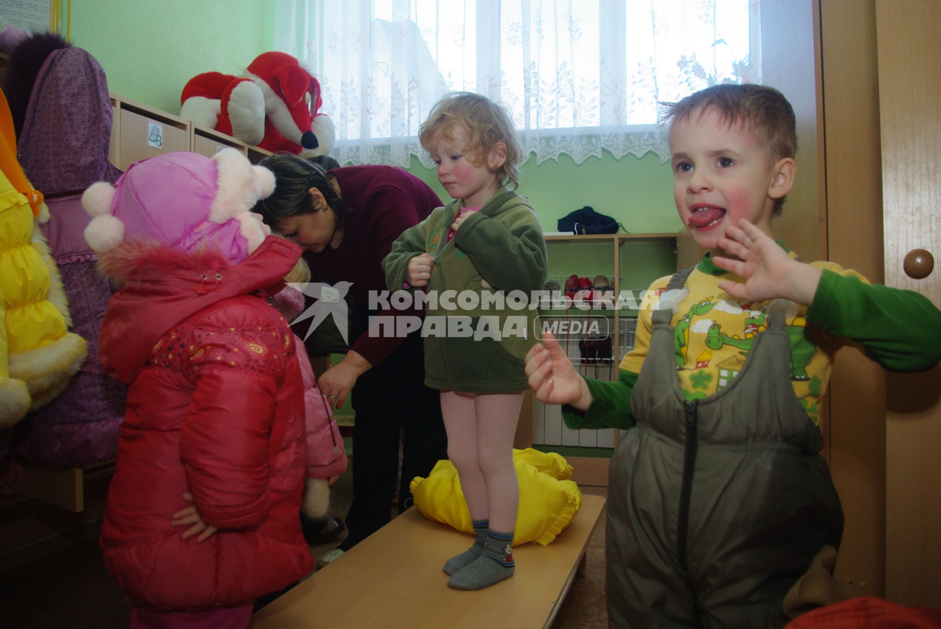 Дети в раздевалке детского сада переодеваются после прогулки на свежем воздухе, Саратов, 3 февраля 2011 года. Дети, детсад, детский сад, прогулка, одежда, зима, группа,