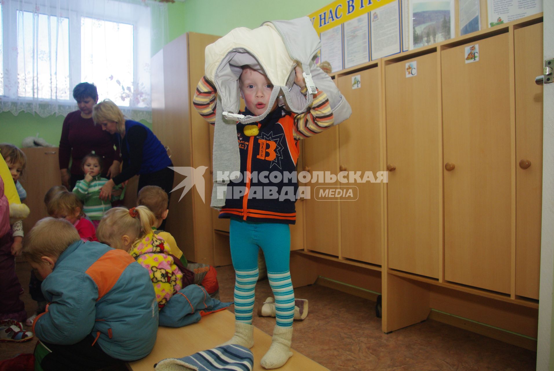 Дети в раздевалке детского сада переодеваются после прогулки на свежем воздухе, Саратов, 3 февраля 2011 года. Дети, детсад, детский сад, прогулка, одежда, зима, группа,