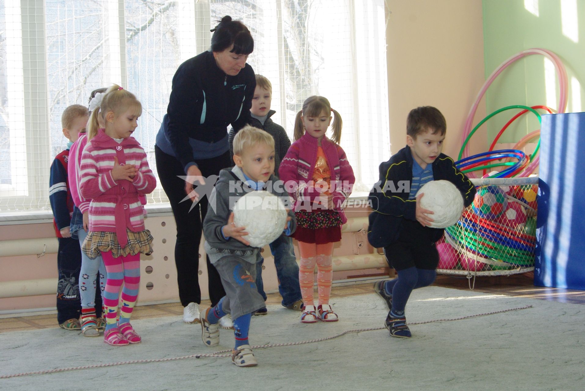 Дети в детском саду на уроке физкультуры, Саратов, 3 февраля 2011 года. Дети, детсад, детский сад, спорт, спортивные занатия, соревнование, тренировка, физкультура, воспитатель, учитель, эстафета, мяч