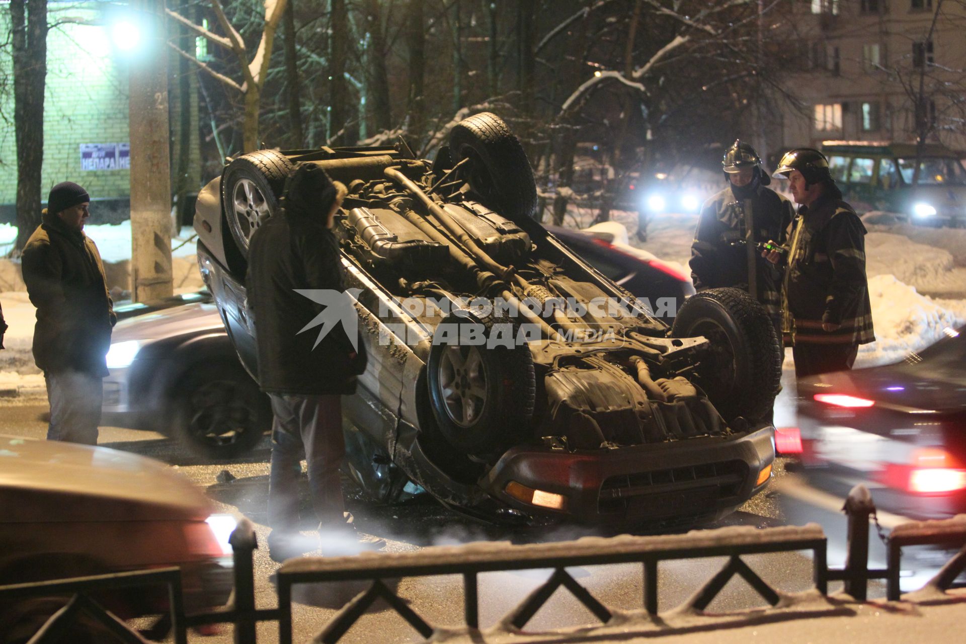 27 января 2011. г. Москва, улица Молдагуловой. Авария перевернутый джип. Спасатели. Ночь. Зима. Гололед.