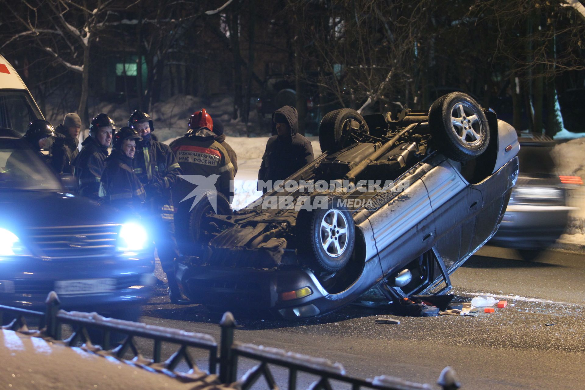 27 января 2011. г. Москва, улица Молдагуловой. Авария перевернутый джип. Спасатели. Ночь. Зима. Гололед.