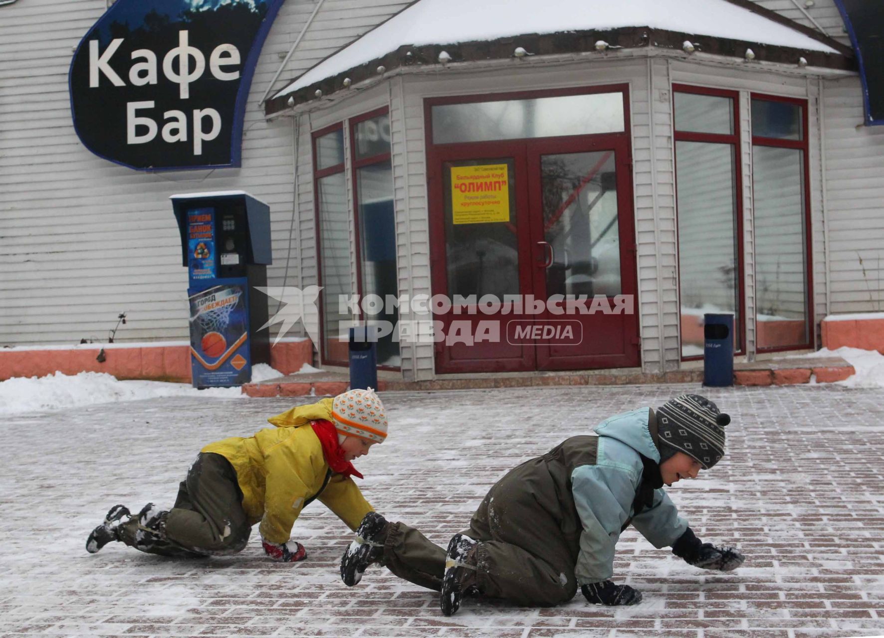 8 декабря 2010 года. Зима. Снег. Дети играют на улице.