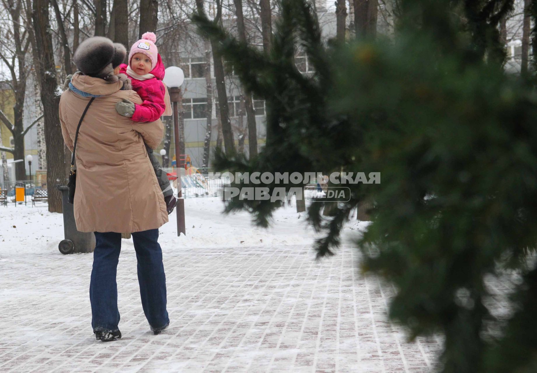 8 декабря 2010 года. Зима. Снег. Женщина с ребенком.