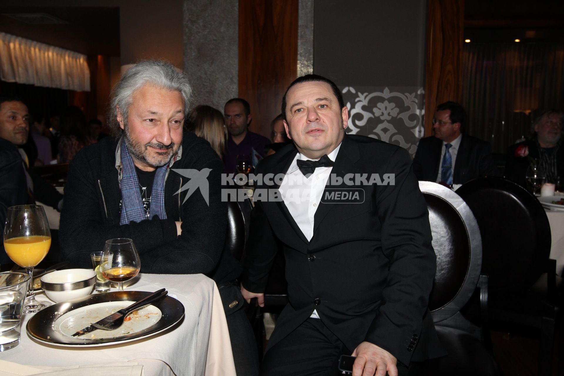 8 декабря 2010 года. Emporio Cafe. Презентация нового альбома Игоря Саруханова АЛЫЕ ПАРУСА. На снимке: Стас Намин и Игорь Саруханов.