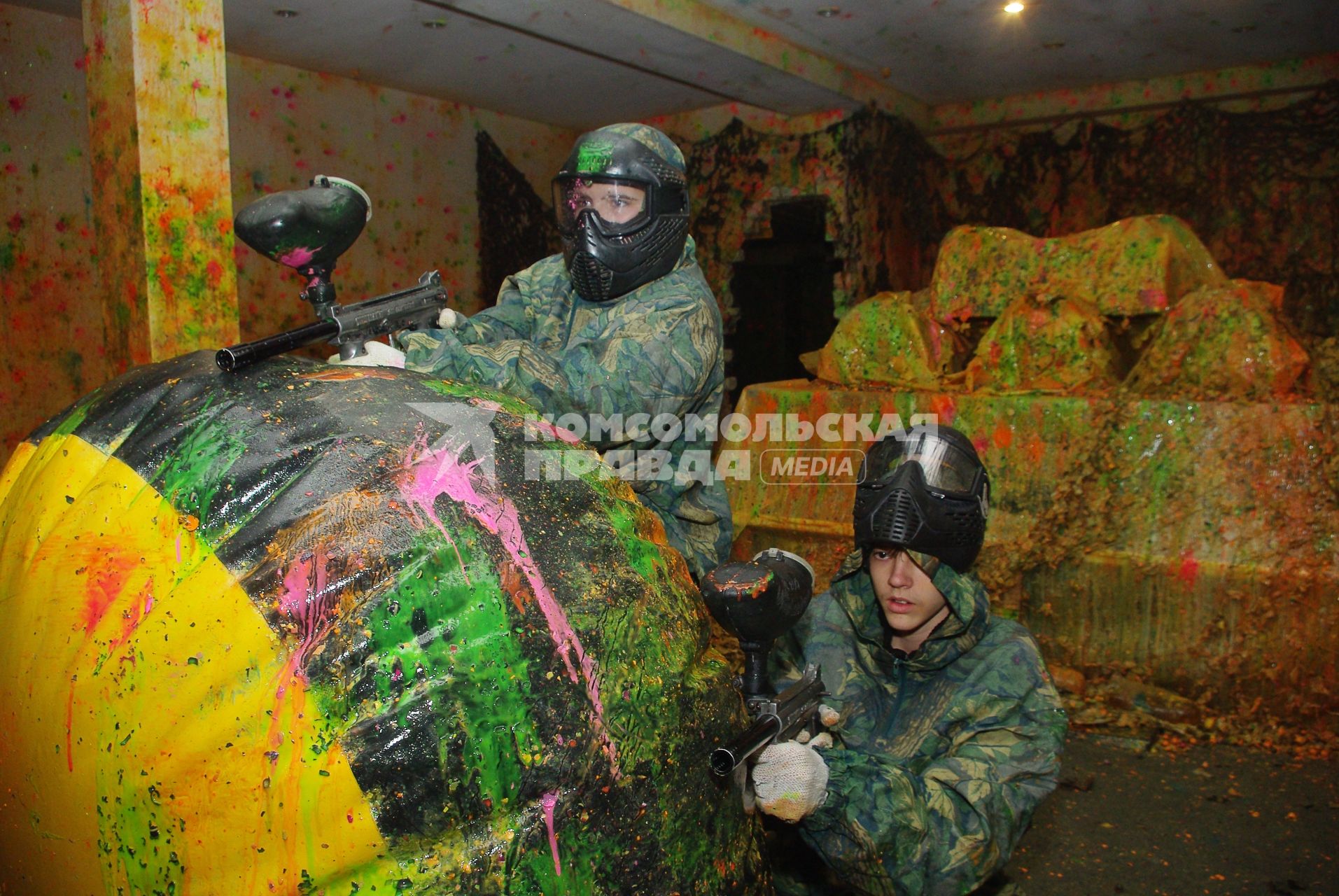 Мальчишки играют в пейнтбол, Саратов, 5 февраля 2011 года. Командная игра с применением ручного пневматического оружия (называемого маркерами), стреляющего шариками с краской, разбивающимися при ударе о препятствие и окрашивающими его. Спорт, отдых, развлечения, игра,