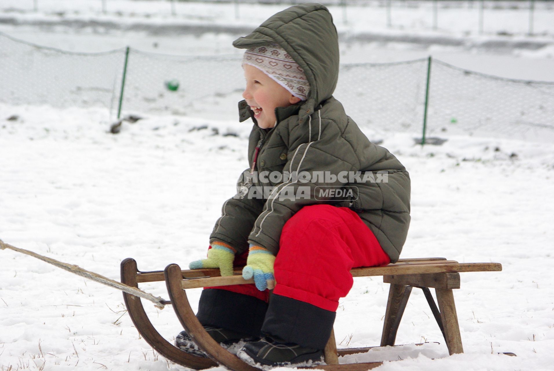 Ребенок на санках, 29 декабря 2010 года, Сербия. Зима, дети, зимние забавы, развлечения, отдых, каникулы, сани, санки, салазки, снег