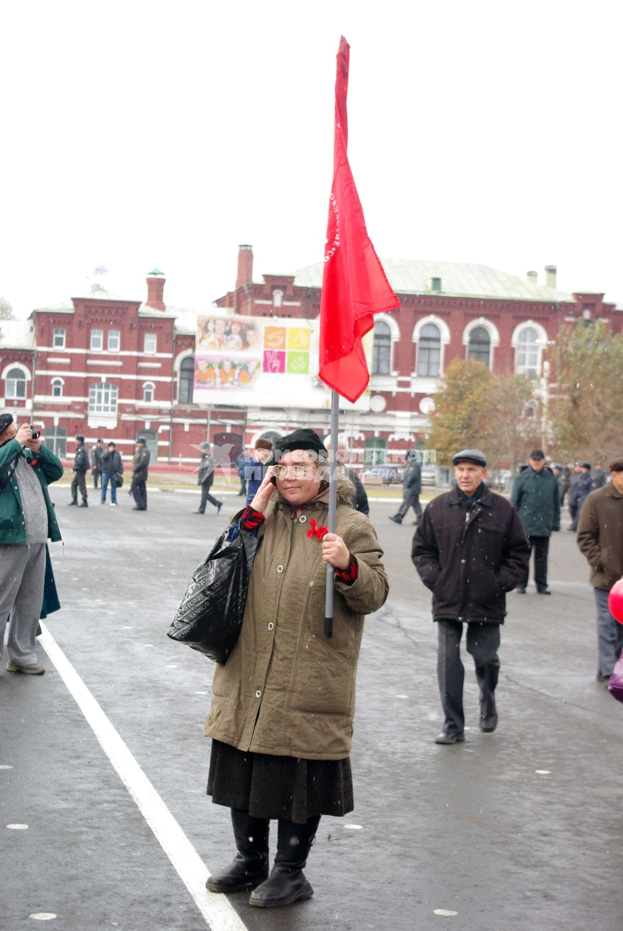 Митинг КПРФ, 7 ноября 2009 года, Саратов. День октябрьской революции, флаг, лозунг, митинг, коммунисты, пенсионеры