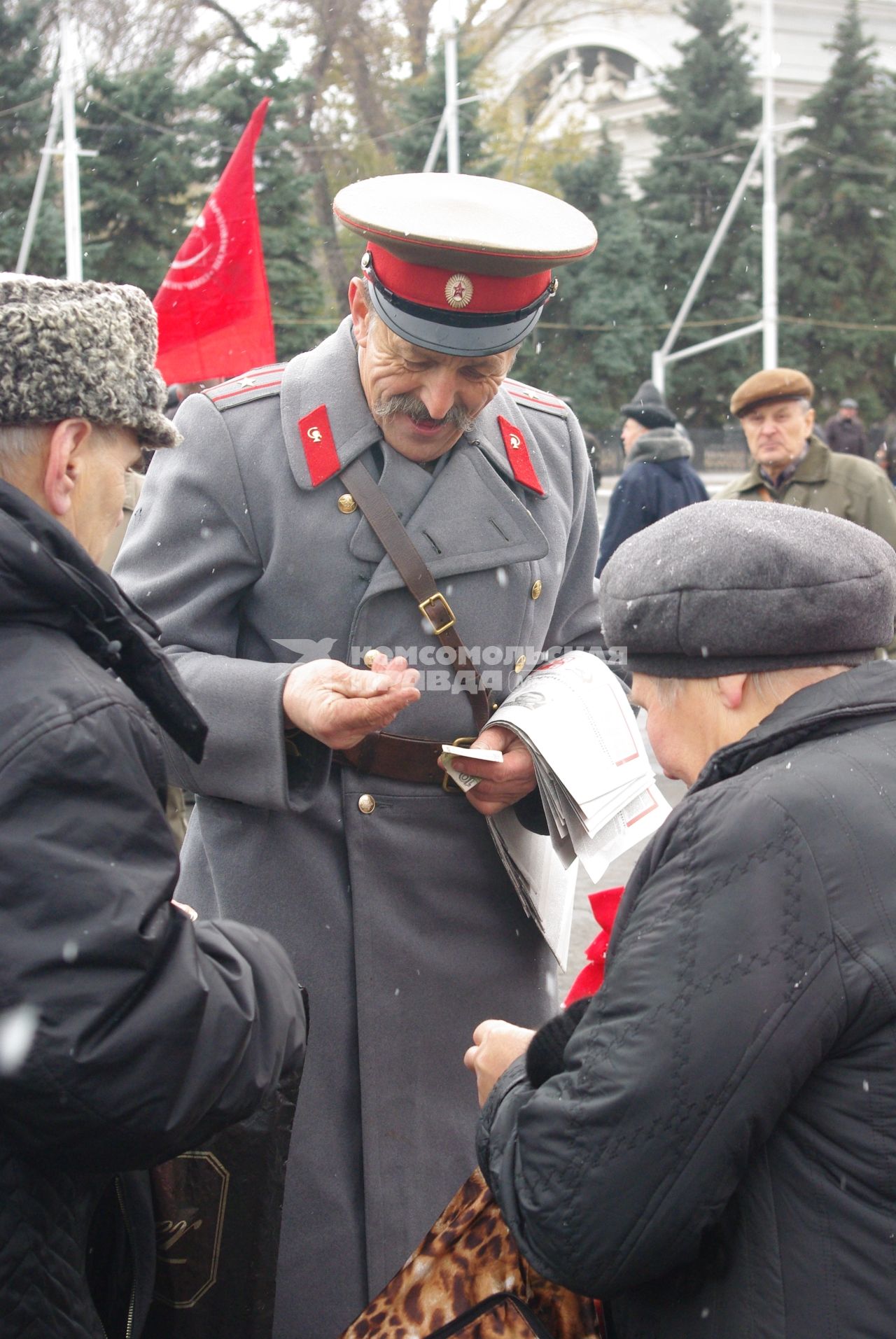 Митинг КПРФ, 7 ноября 2009 года, Саратов. День октябрьской революции, флаг, лозунг, митинг, коммунисты, пенсионеры