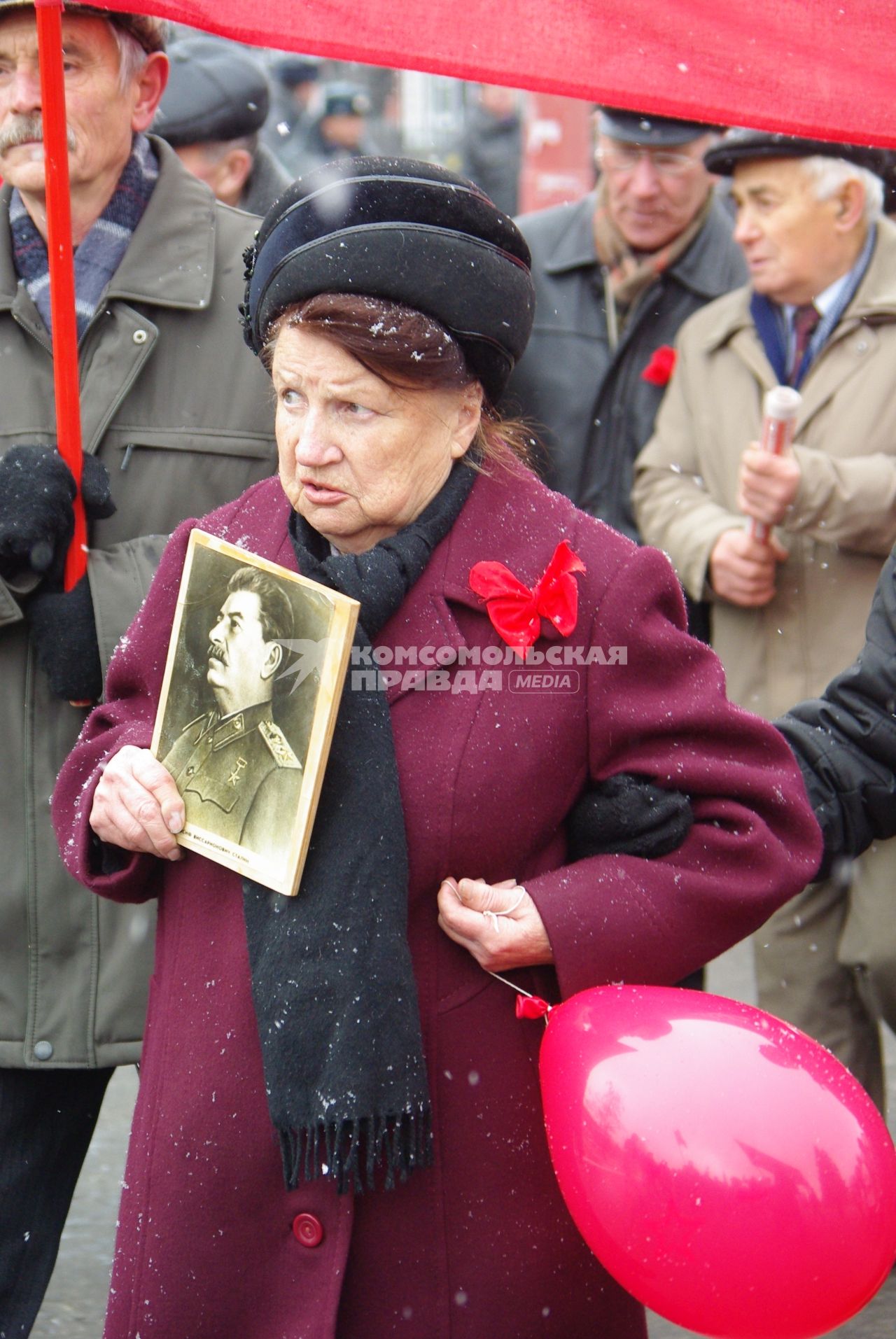 Митинг КПРФ, 7 ноября 2009 года, Саратов. День октябрьской революции, флаг, лозунг, митинг, коммунисты, пенсионеры, Сталин