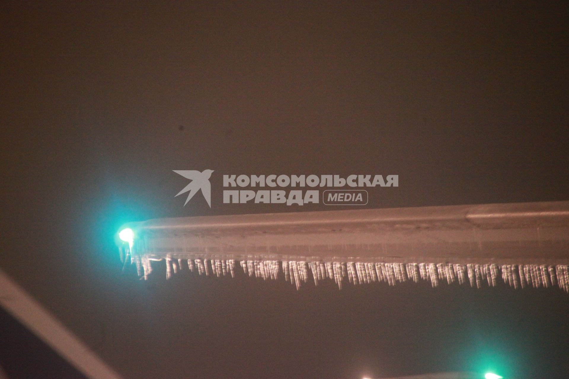 27 декабря 2010 года. Аэропорт Домодедово. Последствия ледяного дождя. Размораживание самолетов на летном поле, самолеты разных авиакомпаний.