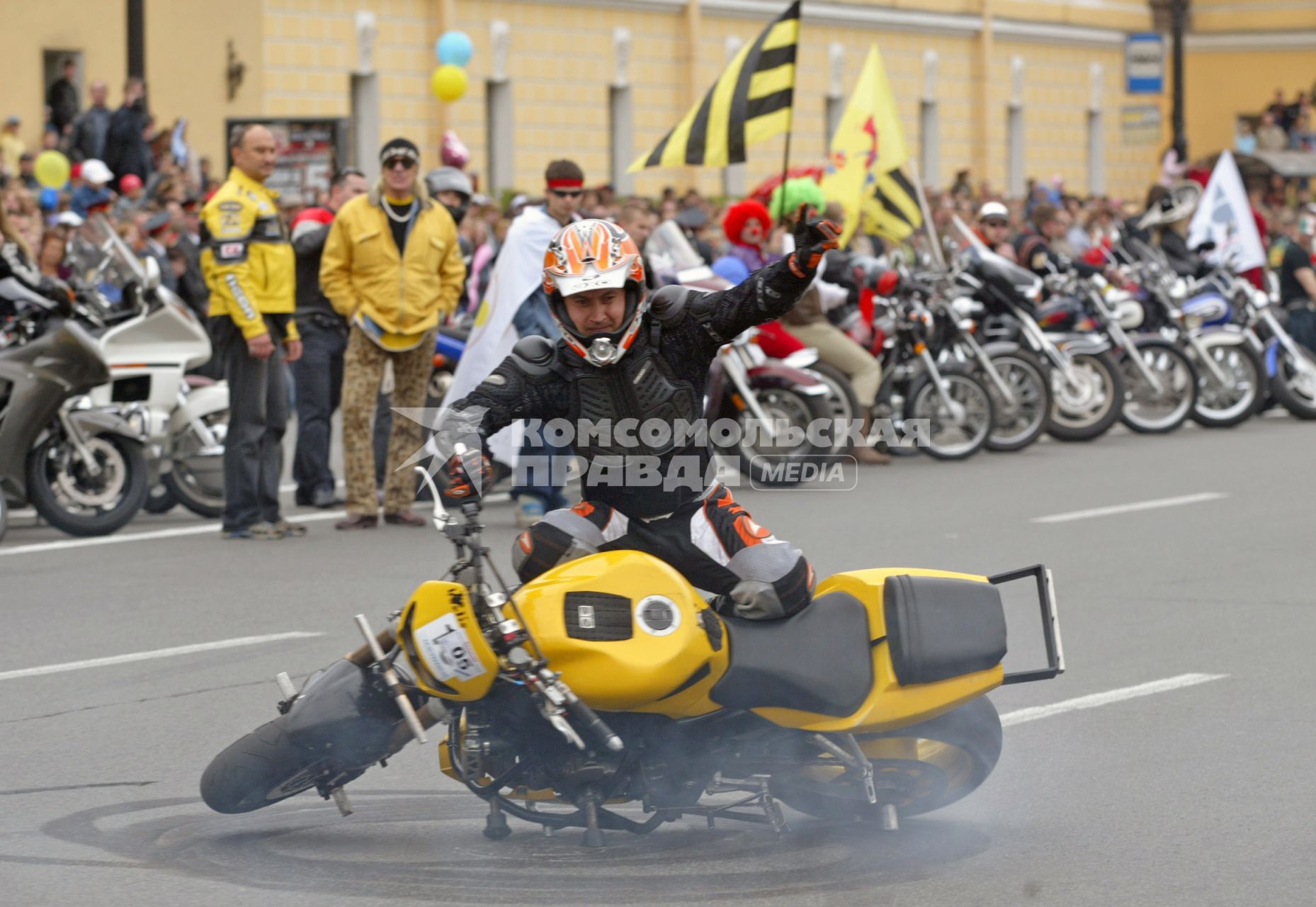 ежегодный санкт-петербургский карнавал в честь дня города
27.05.2006