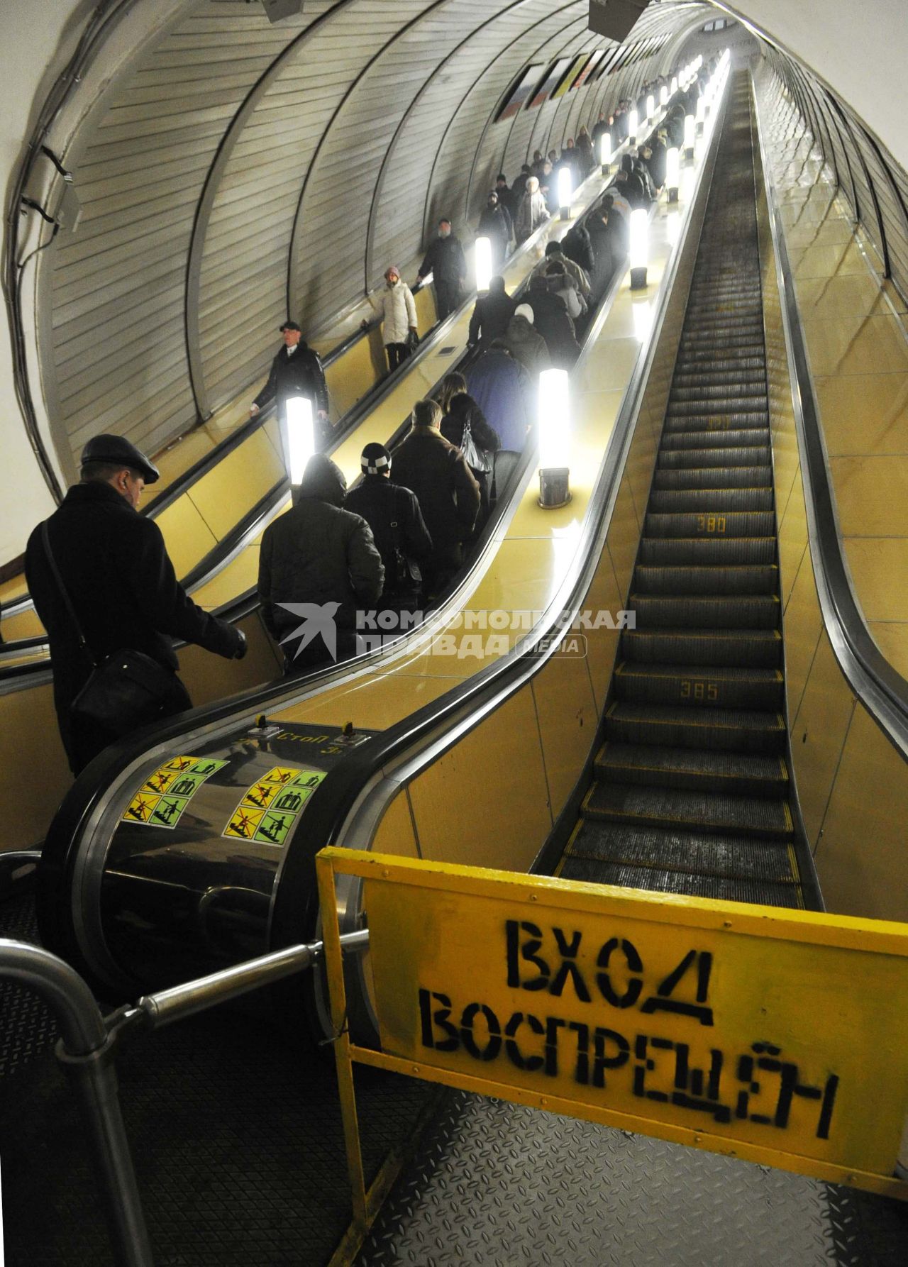 03 февраля 2011. Россия, Москва. Эскалатор в метро, ремонт вход воспрещен.