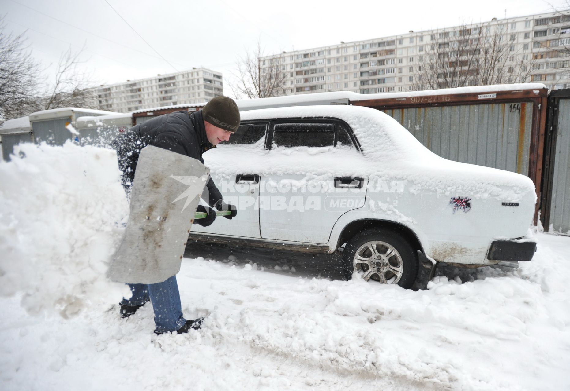 09 февраля 2011. Снегопад, уборка снега, гараж, машина в снегу.