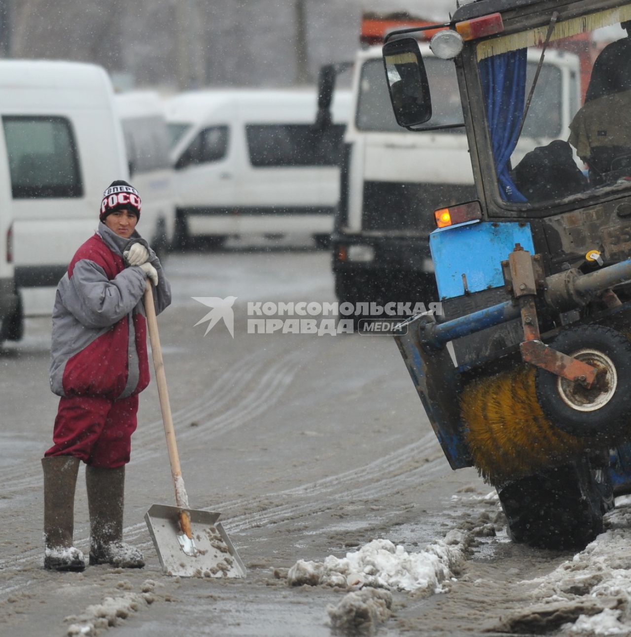 09 февраля 2011. Снегопад, уборка снега, трактор, спецтехника.