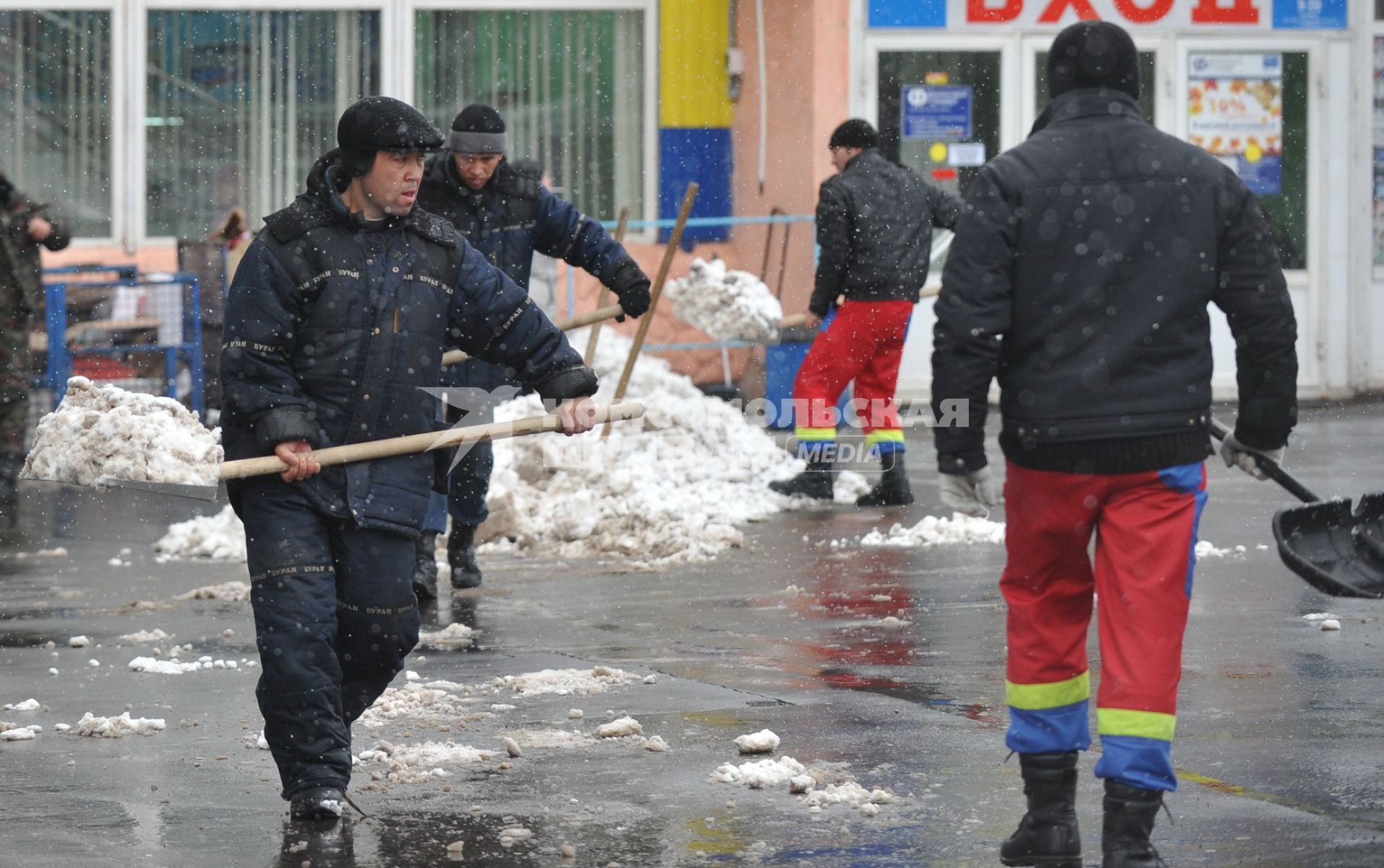 09 февраля 2011. Снегопад, уборка снега.