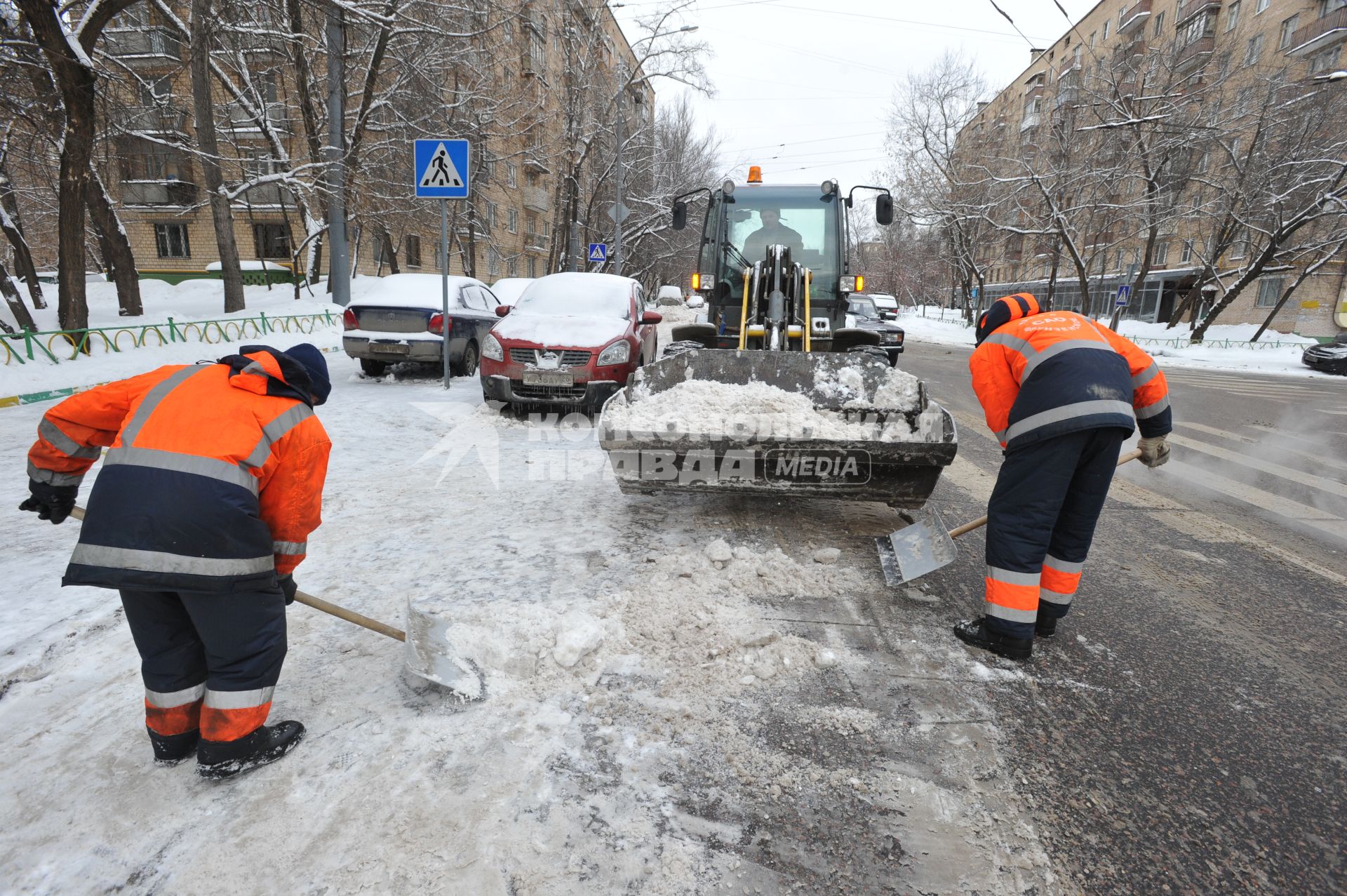 10 февраля 2011. Снегопад, уборка снега, трактор, спецтехника.