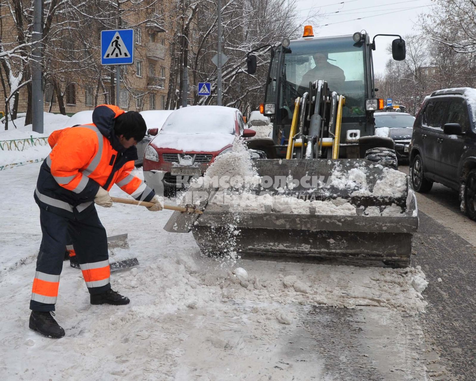 10 февраля 2011. Снегопад, уборка снега, трактор, спецтехника.