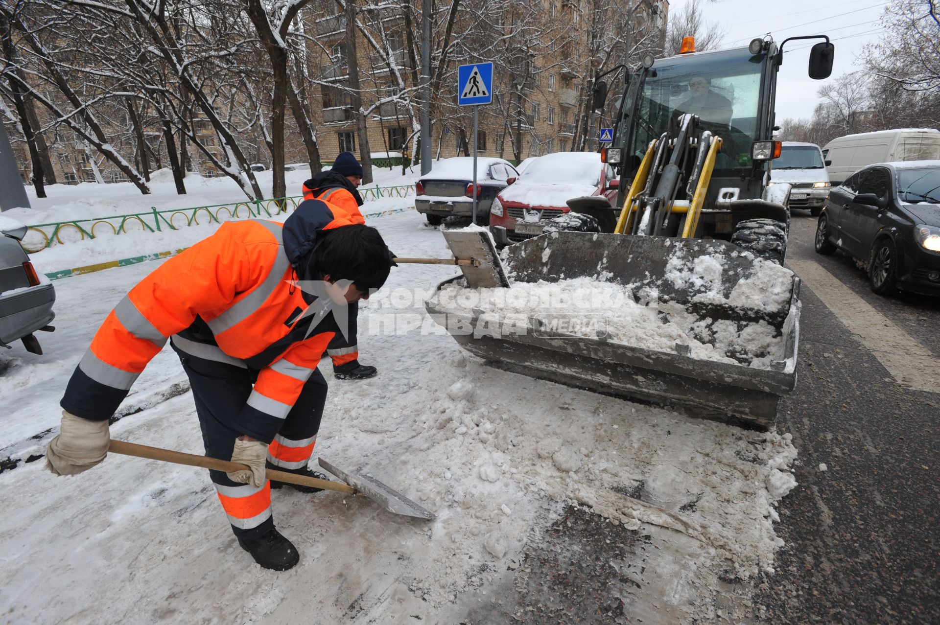 10 февраля 2011. Снегопад, уборка снега, трактор, спецтехника.