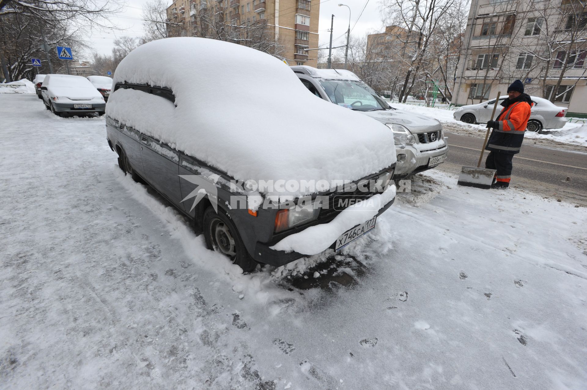 10 февраля 2011. Снегопад, автомобиль занесенный снегом