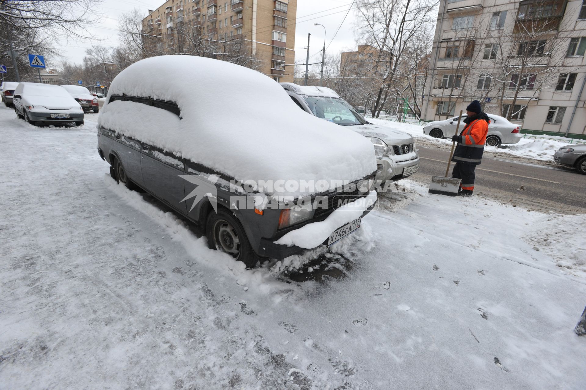 10 февраля 2011. Снегопад, автомобиль занесенный снегом