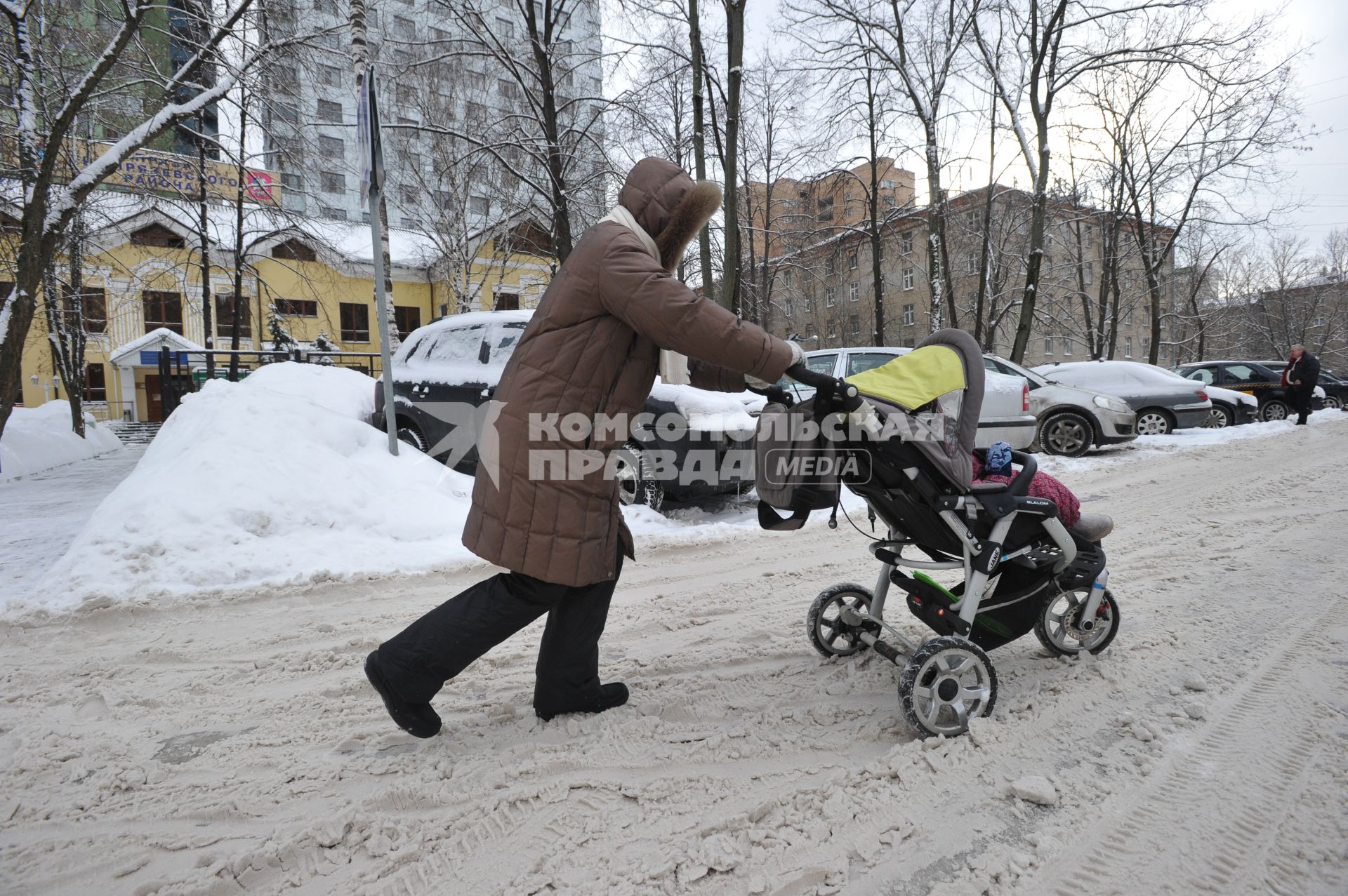 10 февраля 2011. Москва, зима, снегопад, детская коляска