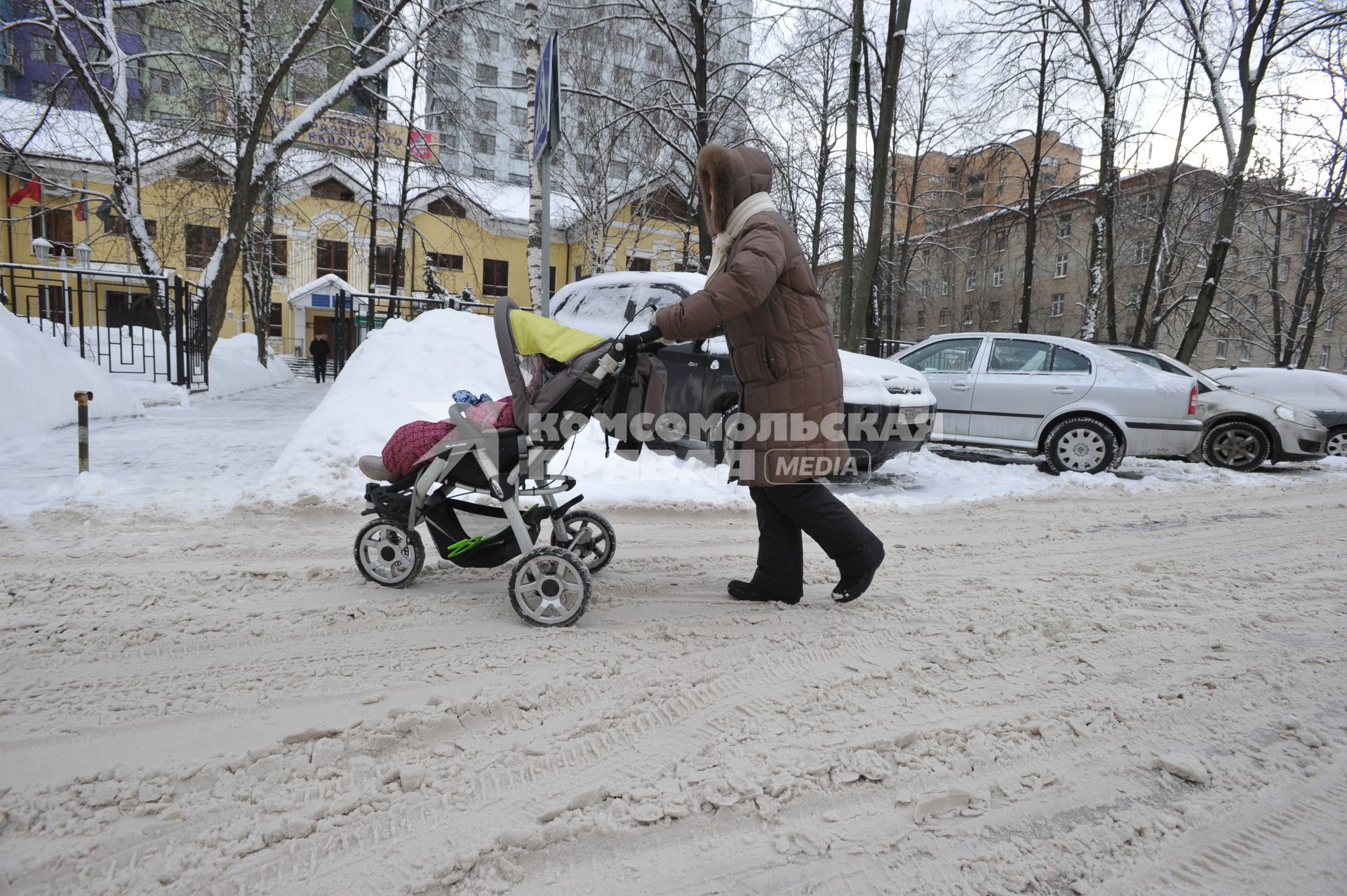 10 февраля 2011. Москва, зима, снегопад, детская коляска