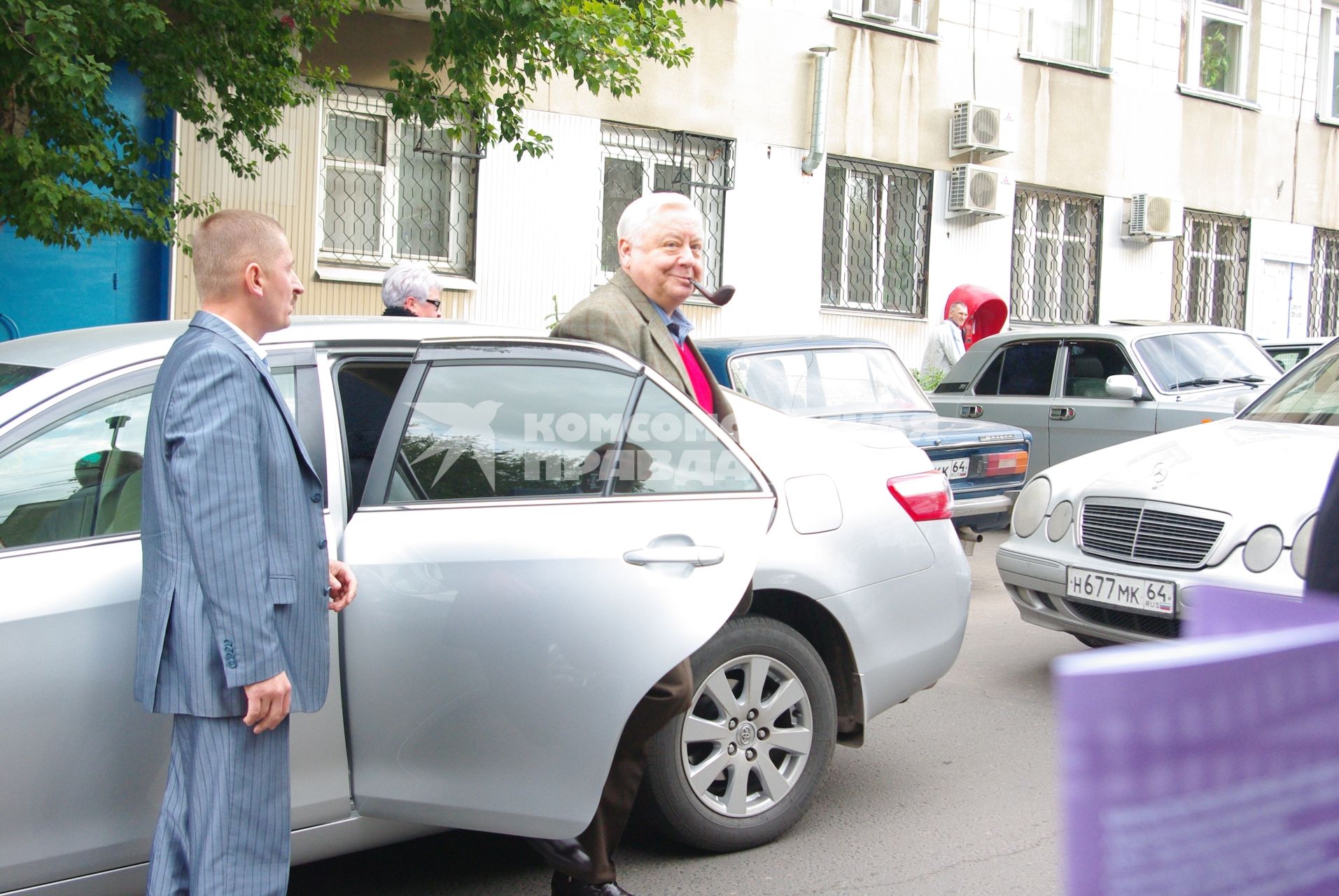 Олег Табаков с трубкой во рту выходит из машины, Саратов, 19 сентября 2009 года. Авто, трубка, табак, Олег Табаков