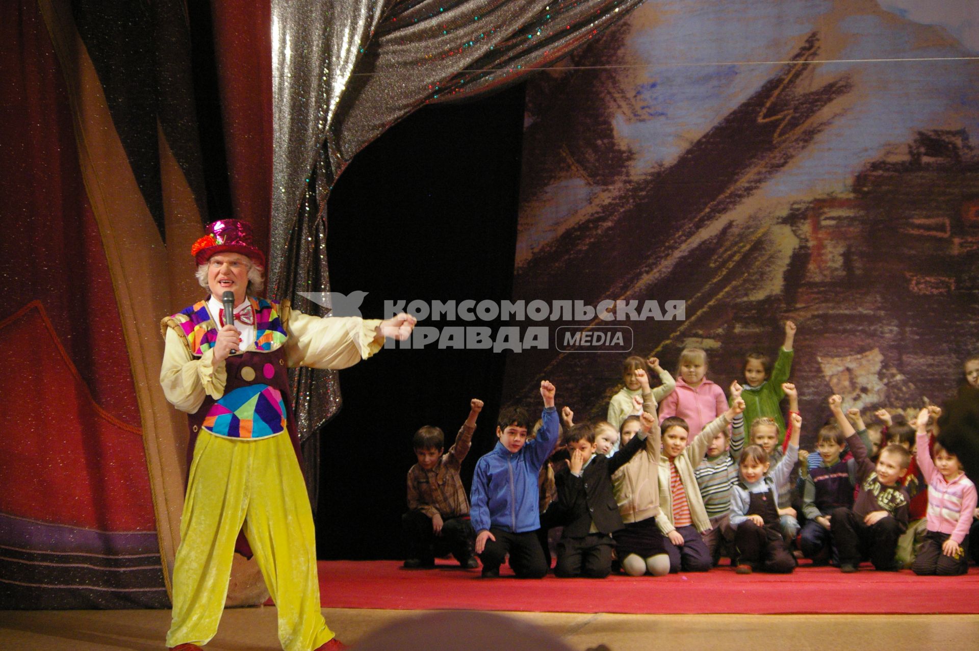 Юрий Куклачев и дети на сцене,  Саратов, 19 марта2009 года.