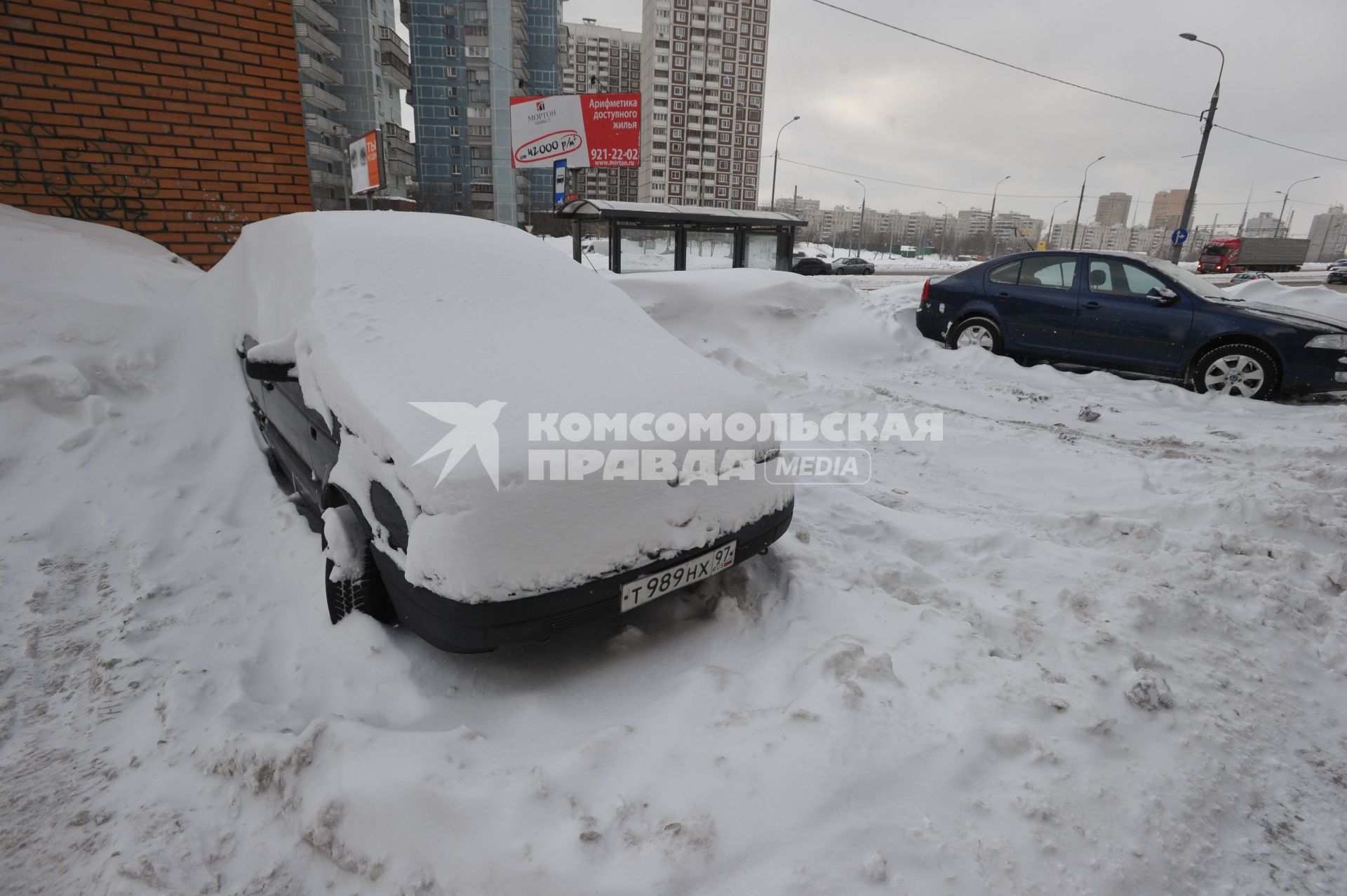 10 февраля 2011. Москва, снегопад машина занесенная снегом.