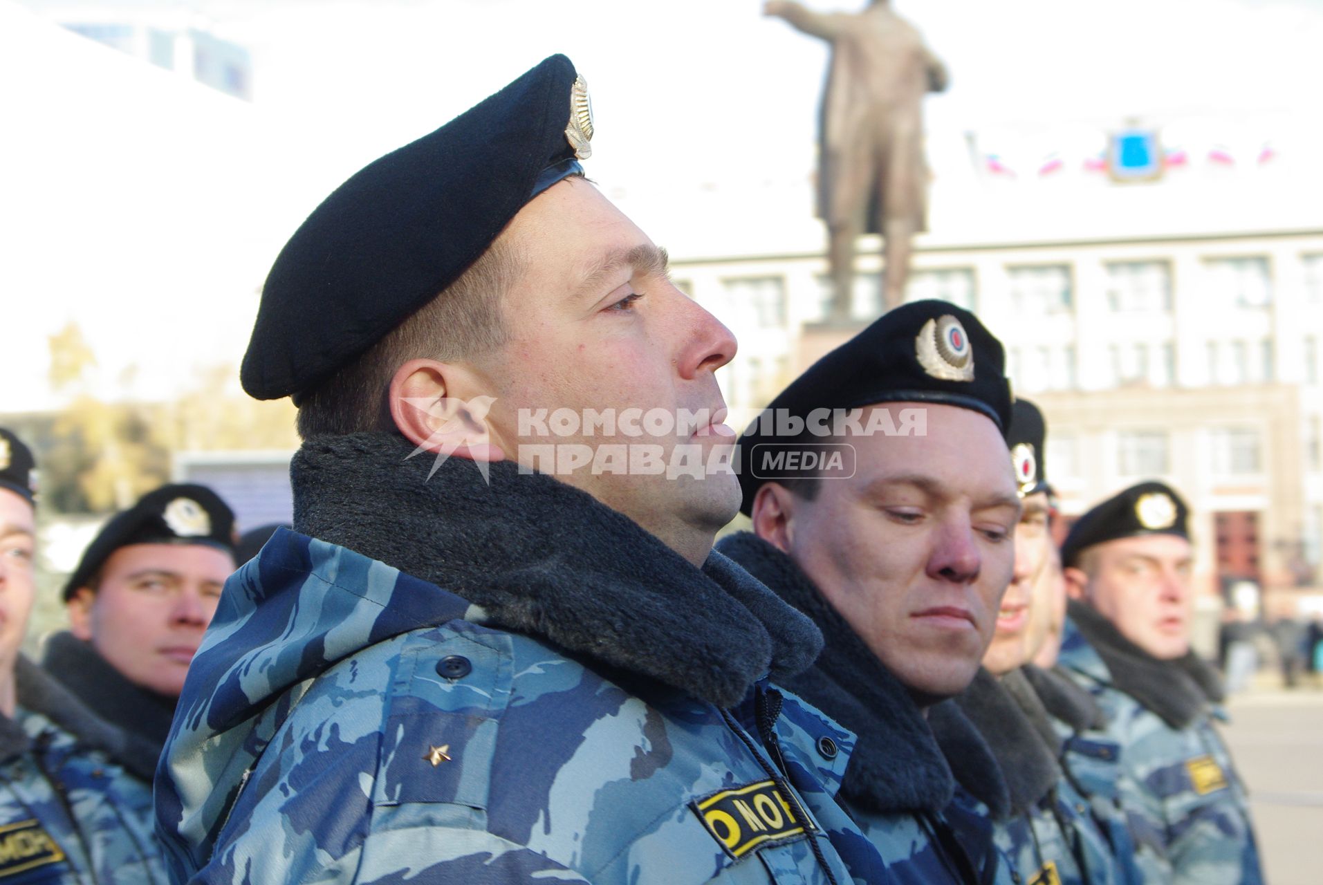 Ровные ряды омоновцев на улицах Саратова, 10 ноября 2009 года.