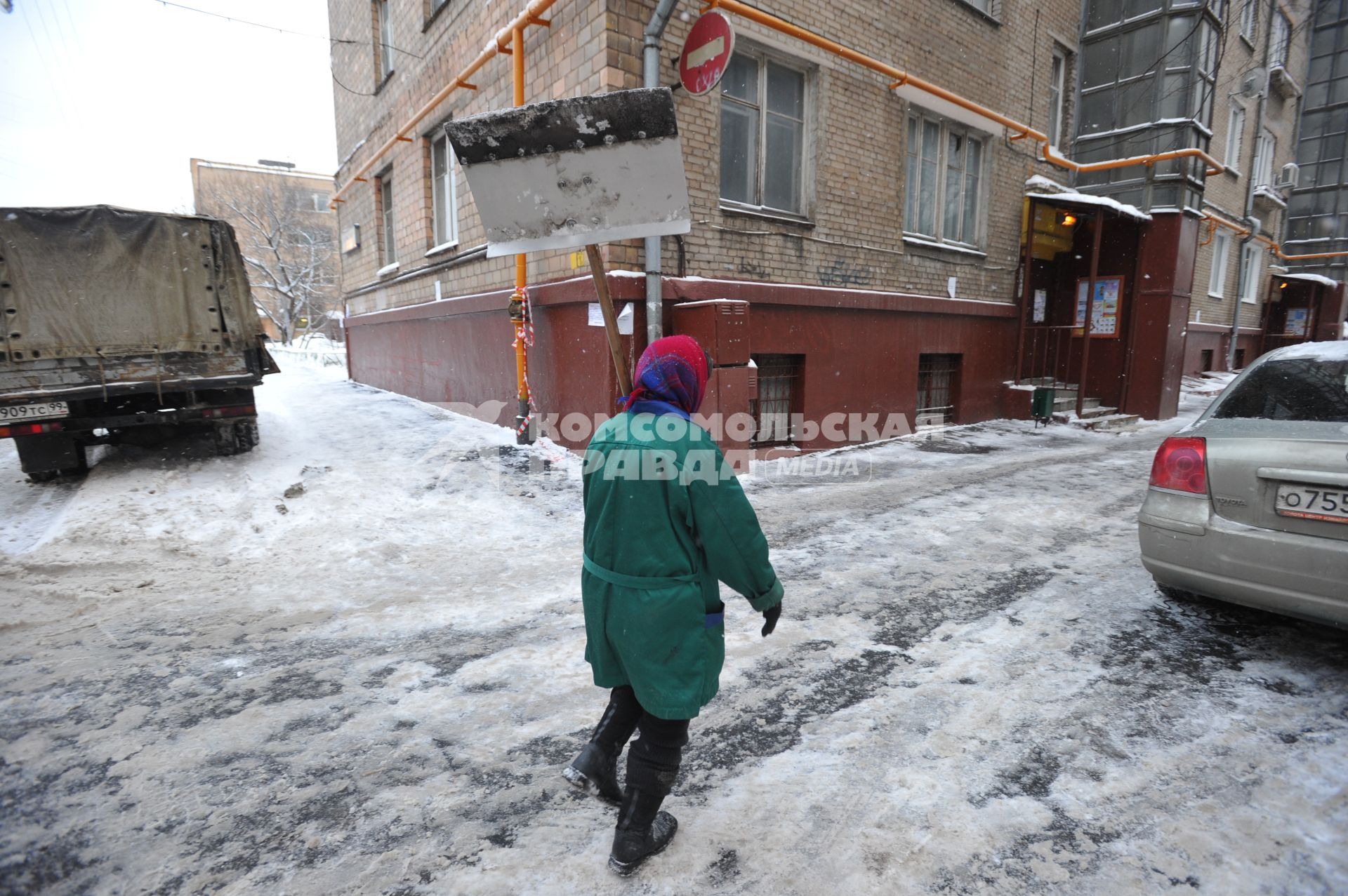 10 февраля 2011. Женщина с лопатой, дворник.