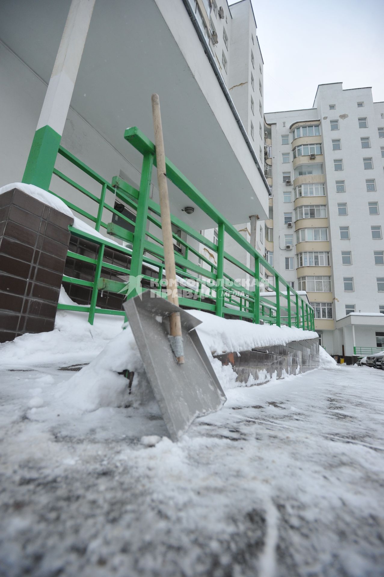 10 февраля 2011. Москва, лопата для уборки снега.