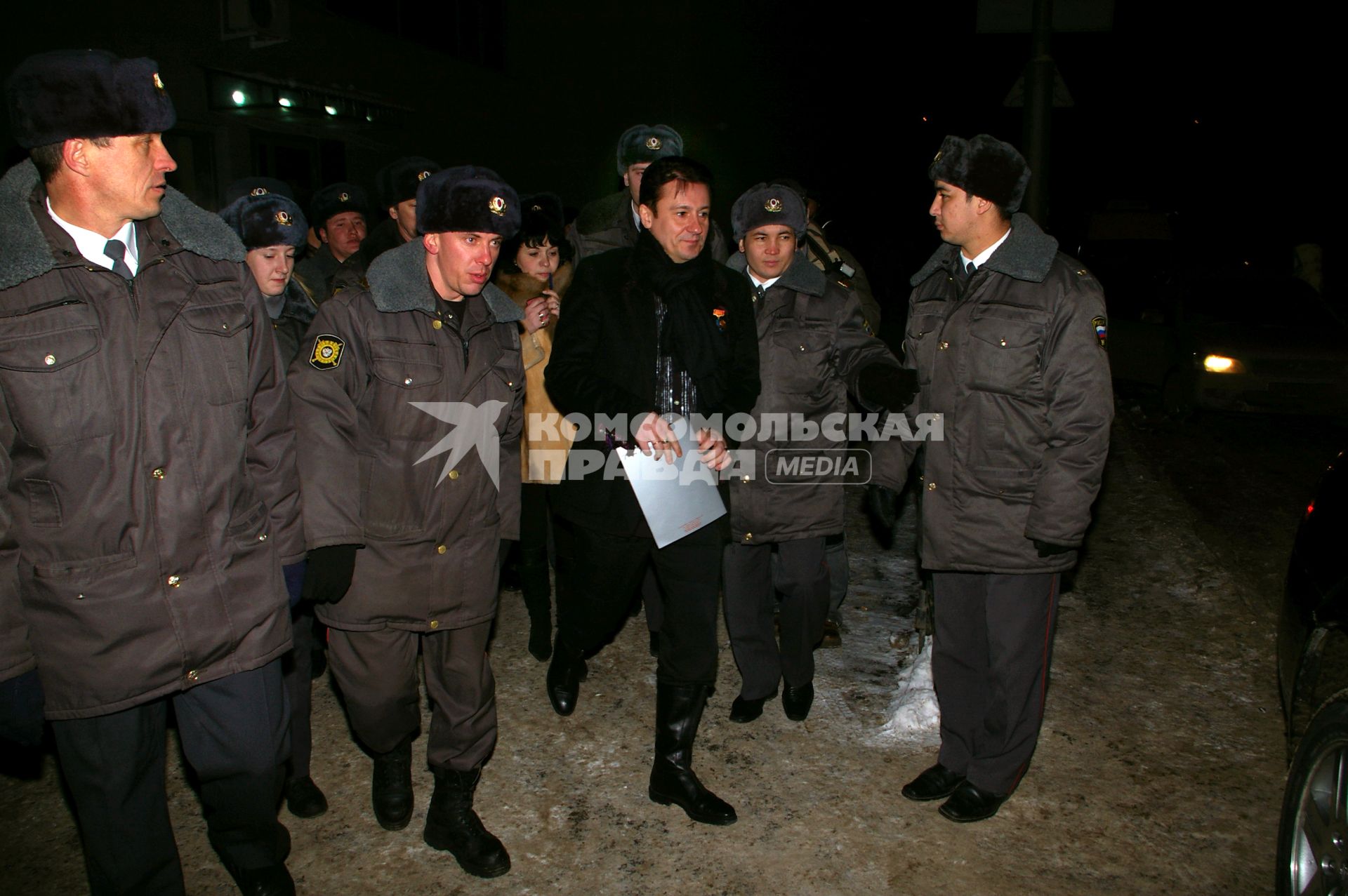 Олег Меньшиковв окружении милиционеров, Саратов, 19 февраля 2009 года.