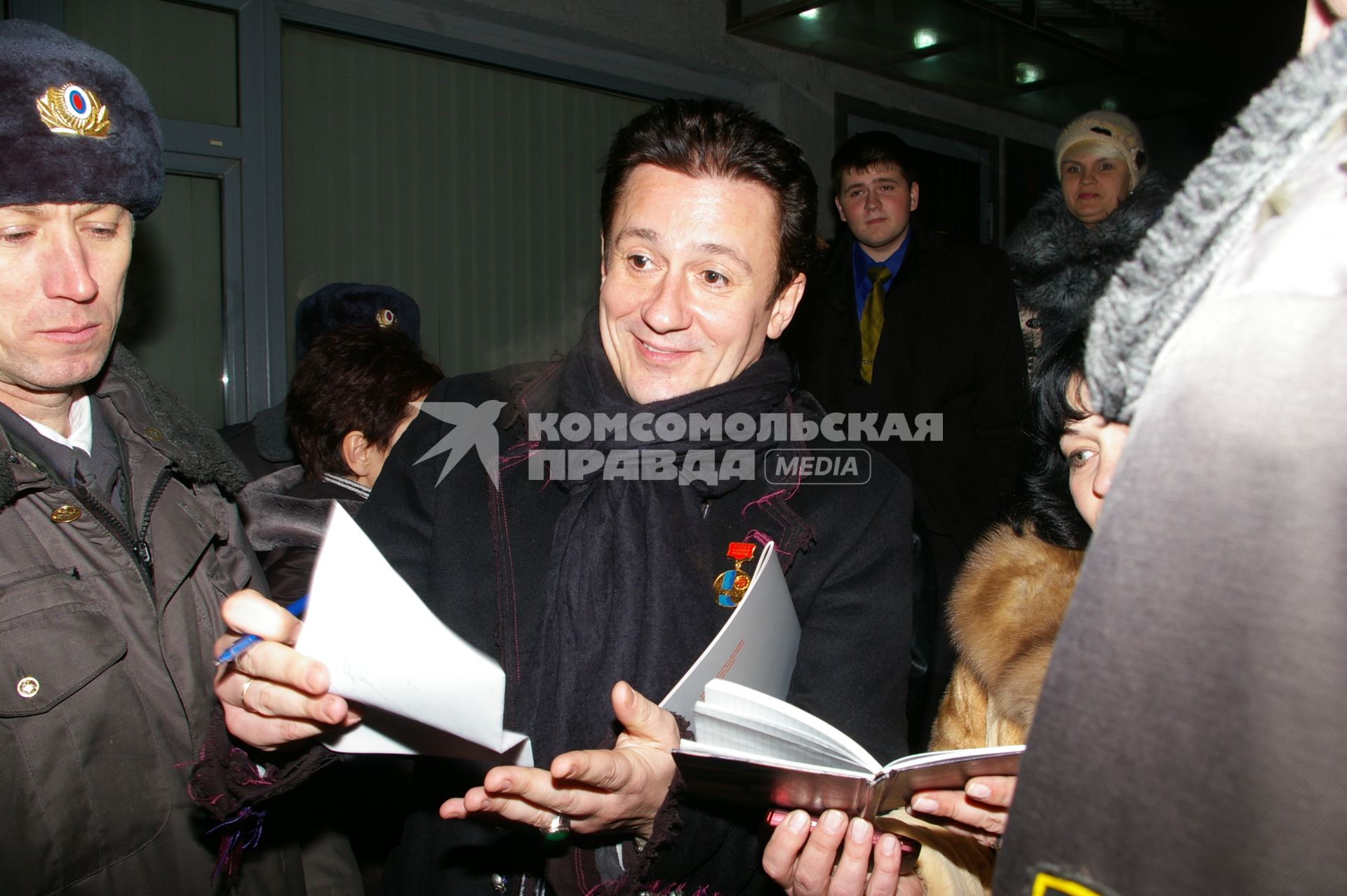 Олег Меньшиков раздает автографы, Саратов, 19 февраля 2009 года.